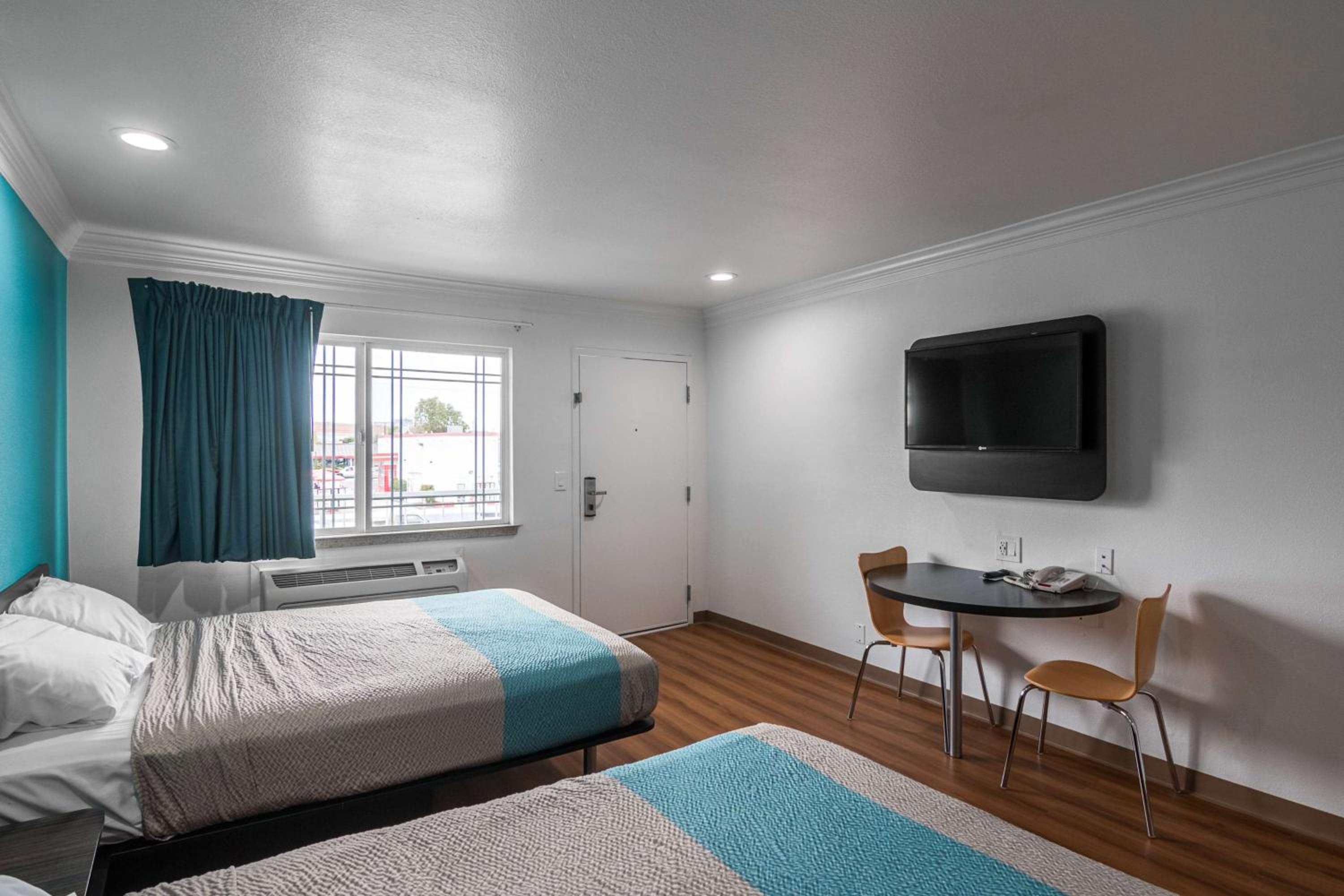 Deluxe Queen Room with Two Queen Beds - Non-Smoking - Photo 3