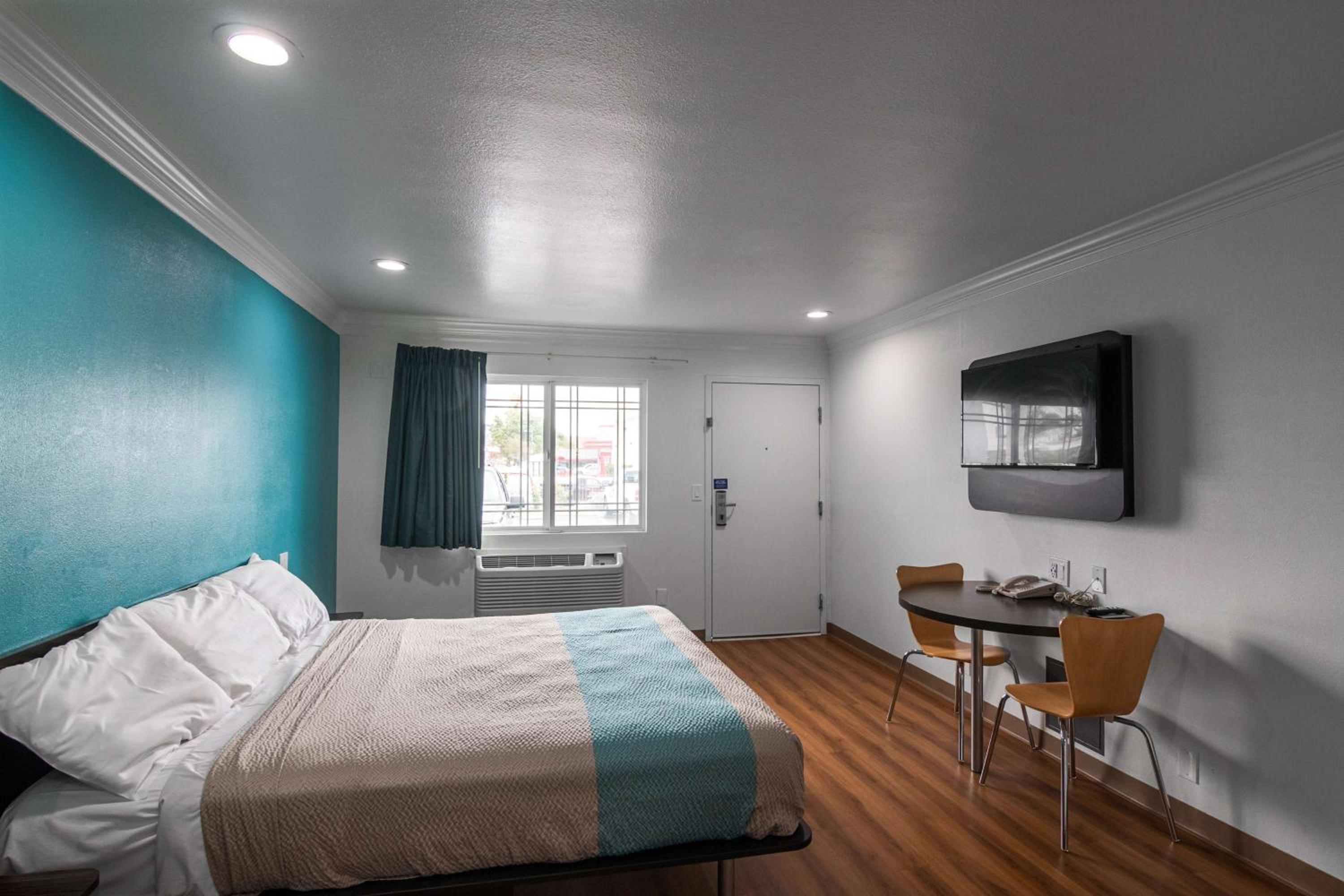 Deluxe King Room - Smoking - Photo 6