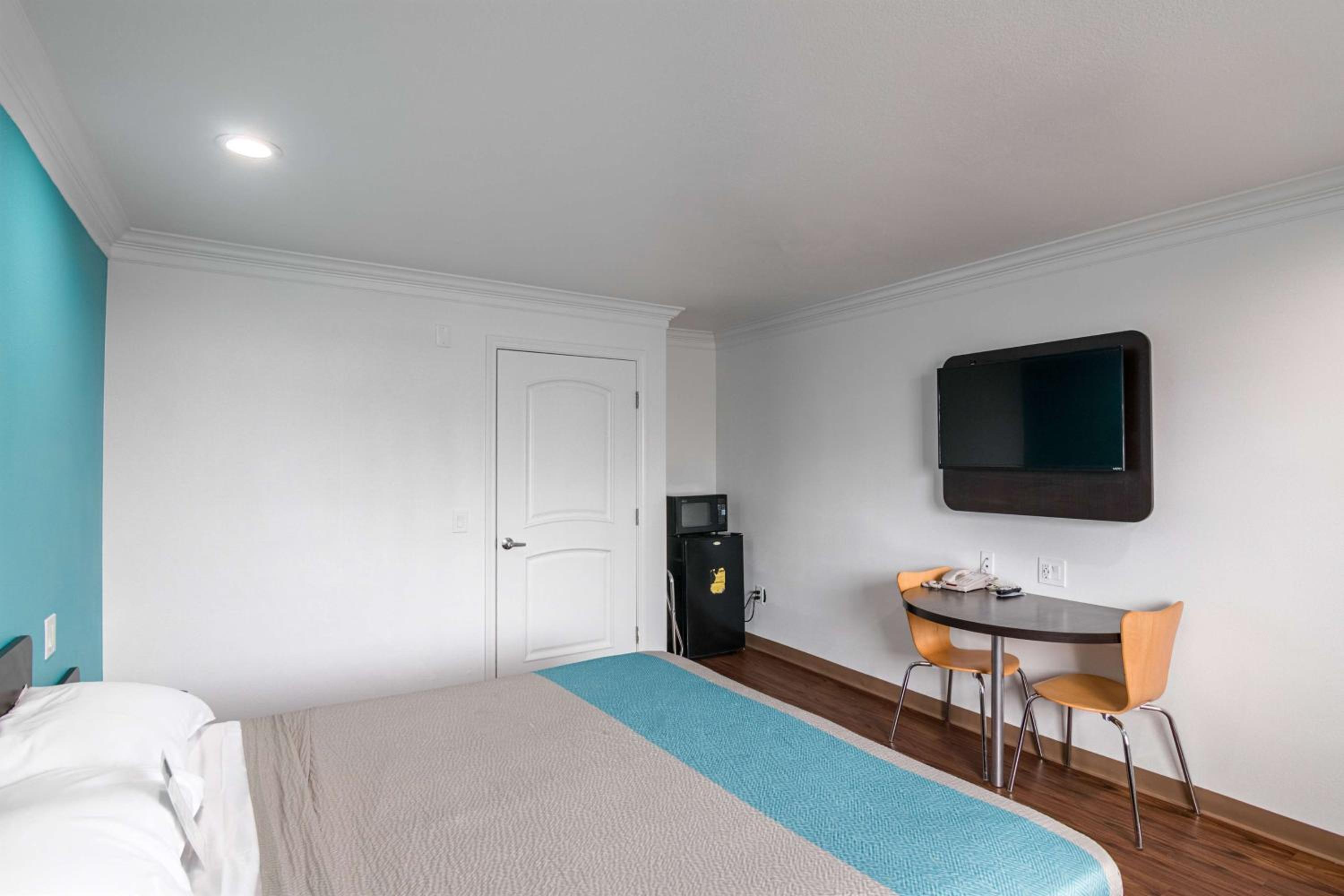 Deluxe King Room - Smoking - Photo 3