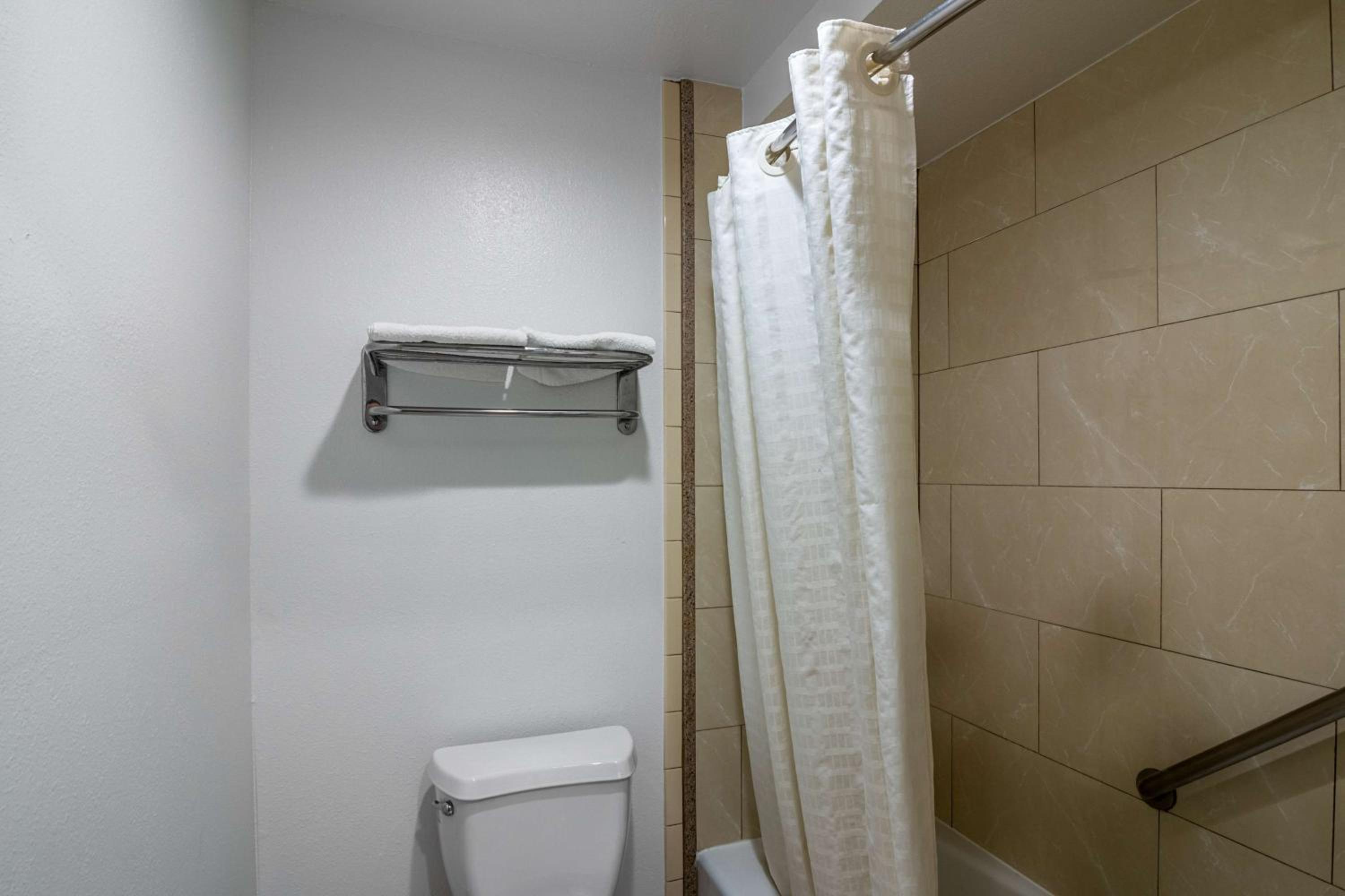 Deluxe Queen Room with Two Queen Beds - Non-Smoking - Photo 6