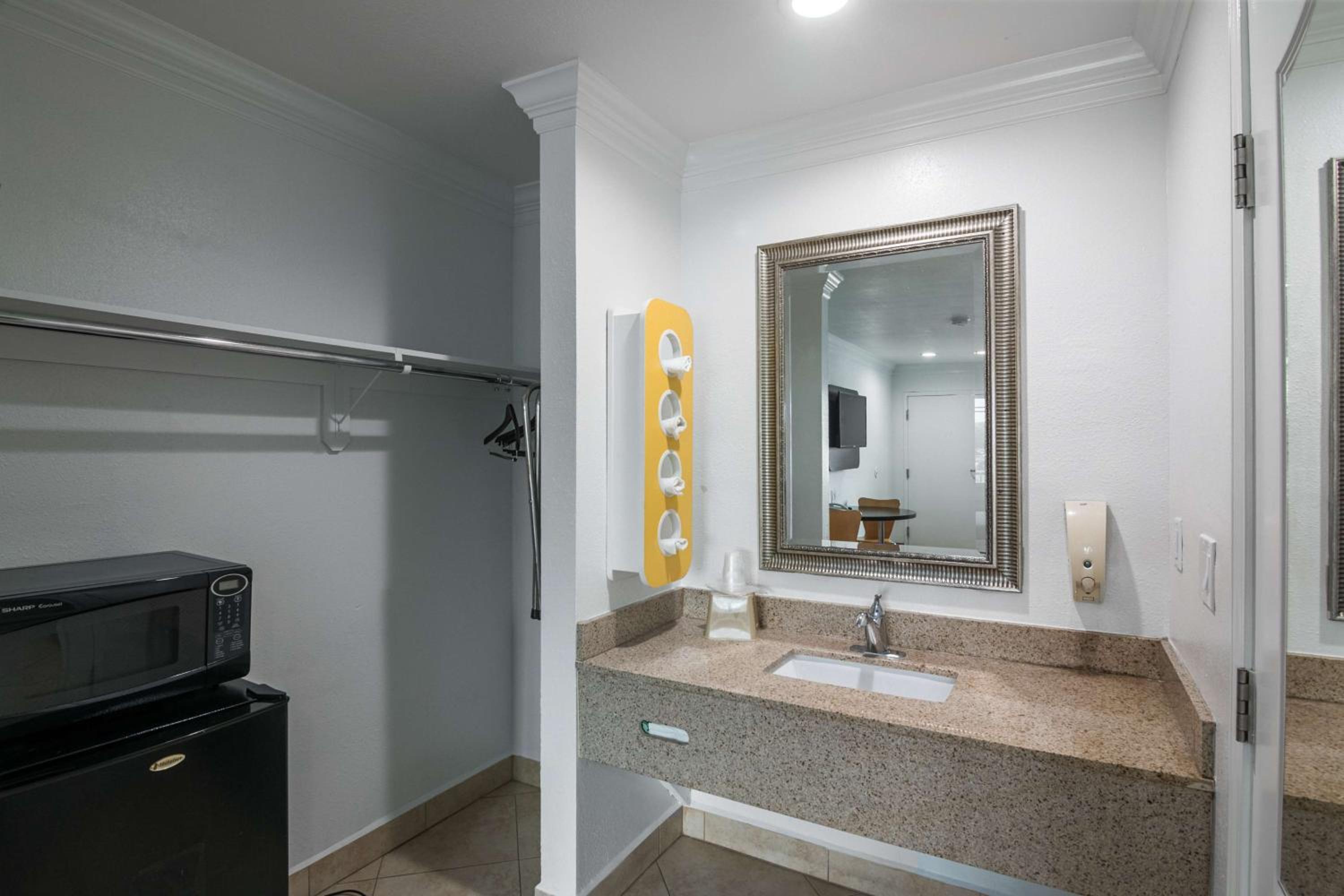 Deluxe Queen Room with Two Queen Beds - Non-Smoking - Photo 7