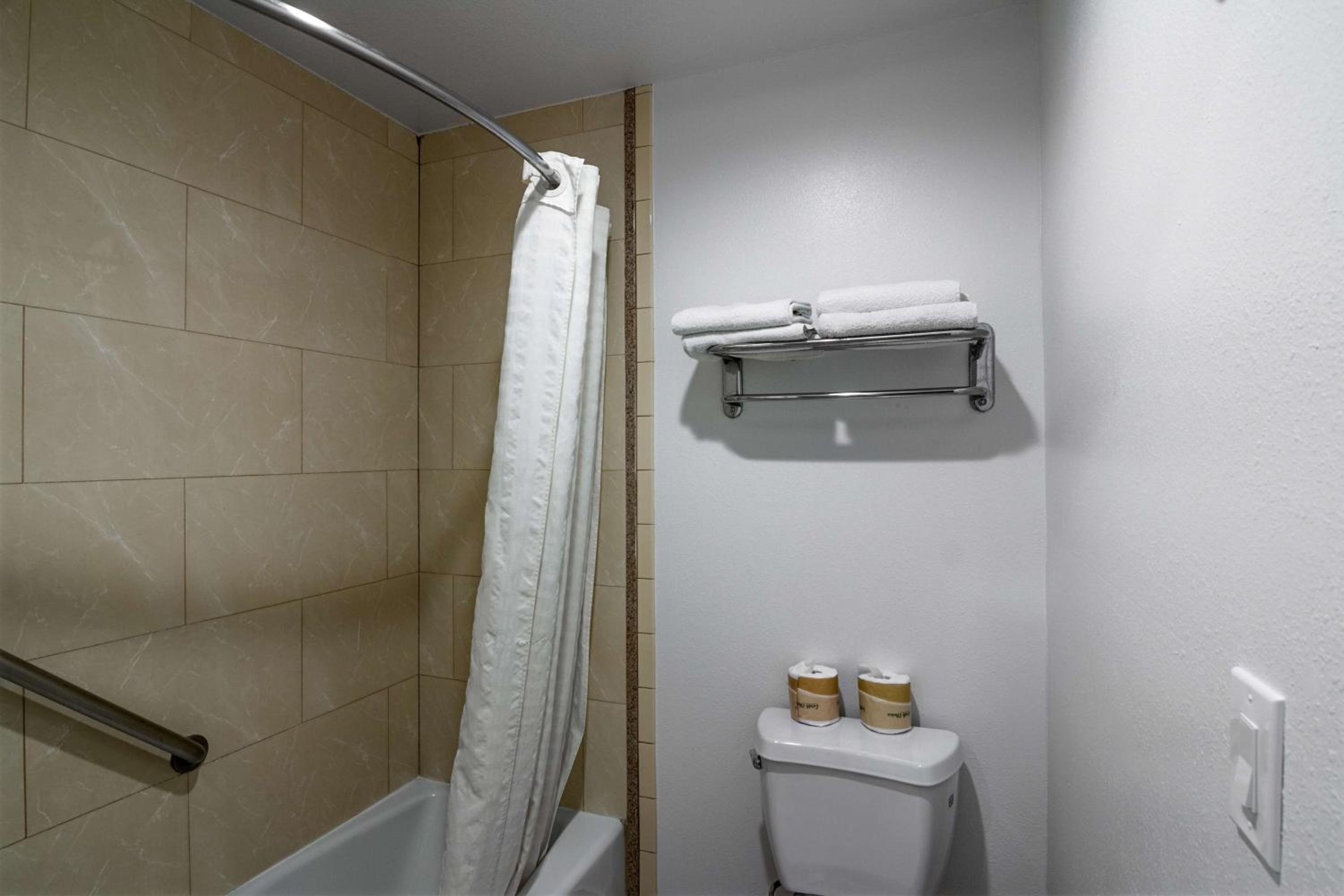 Deluxe Queen Room with Two Queen Beds - Non-Smoking - Photo 8