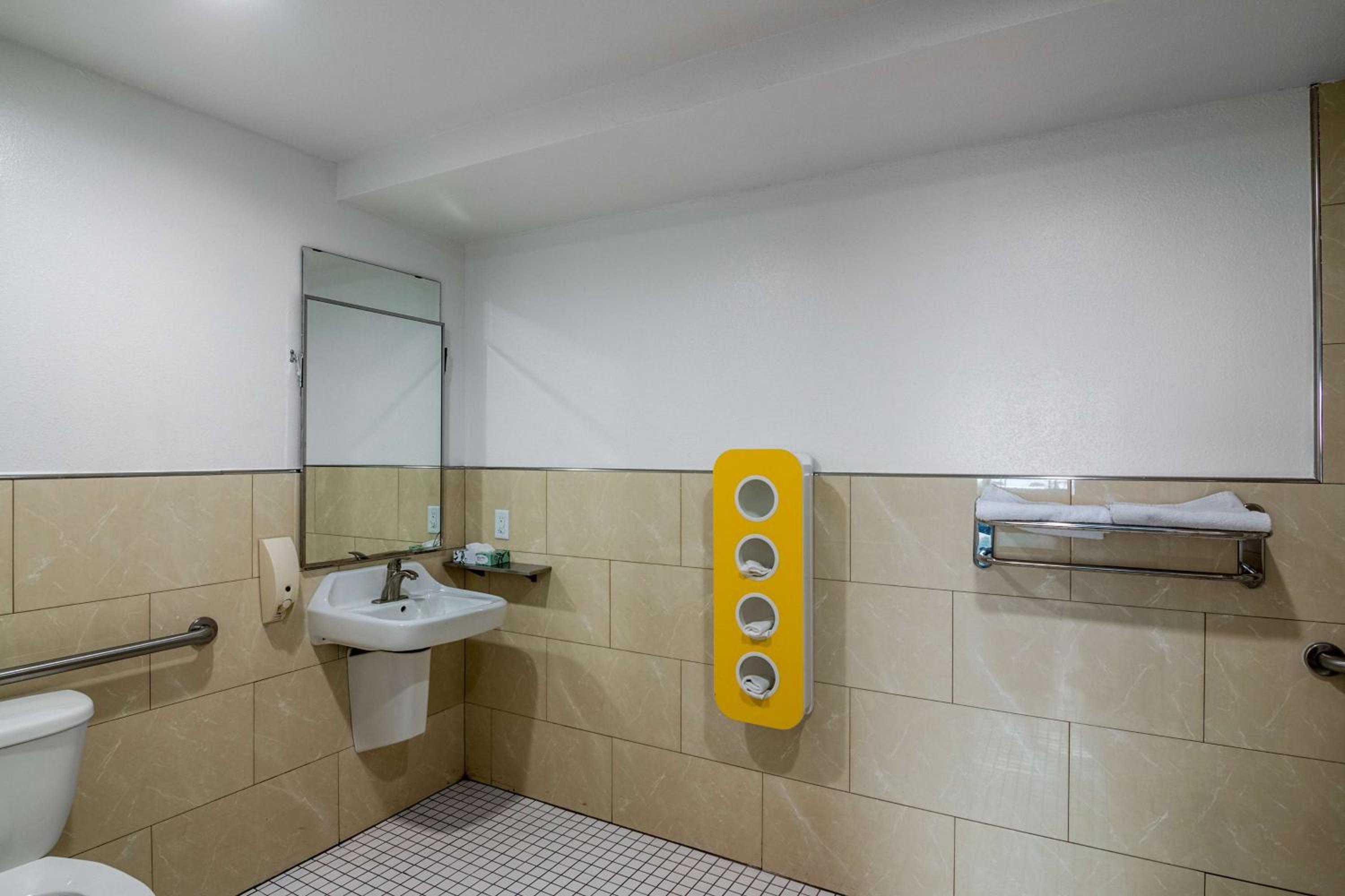 King Room - Disability Access - Non-Smoking - Photo 3