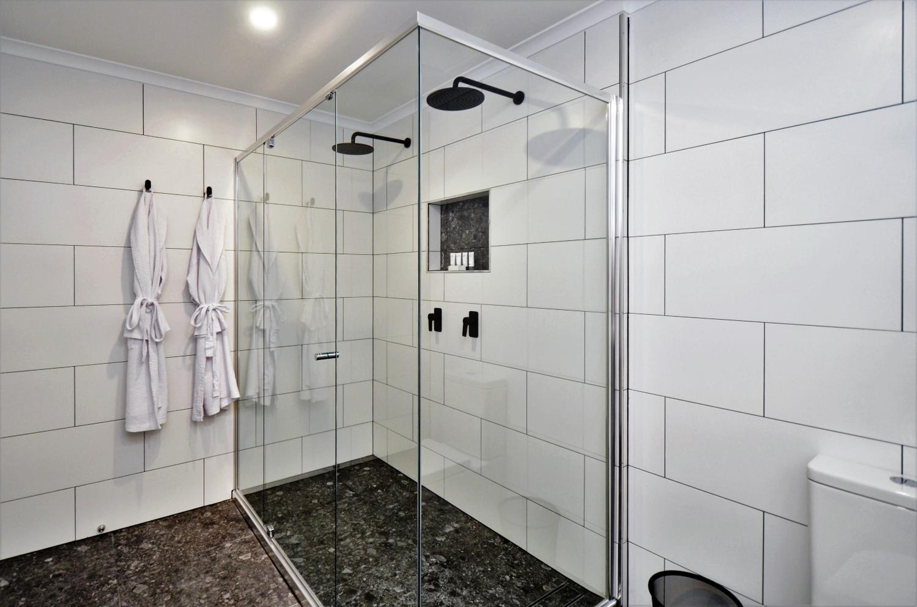 Executive Suite - Photo 2