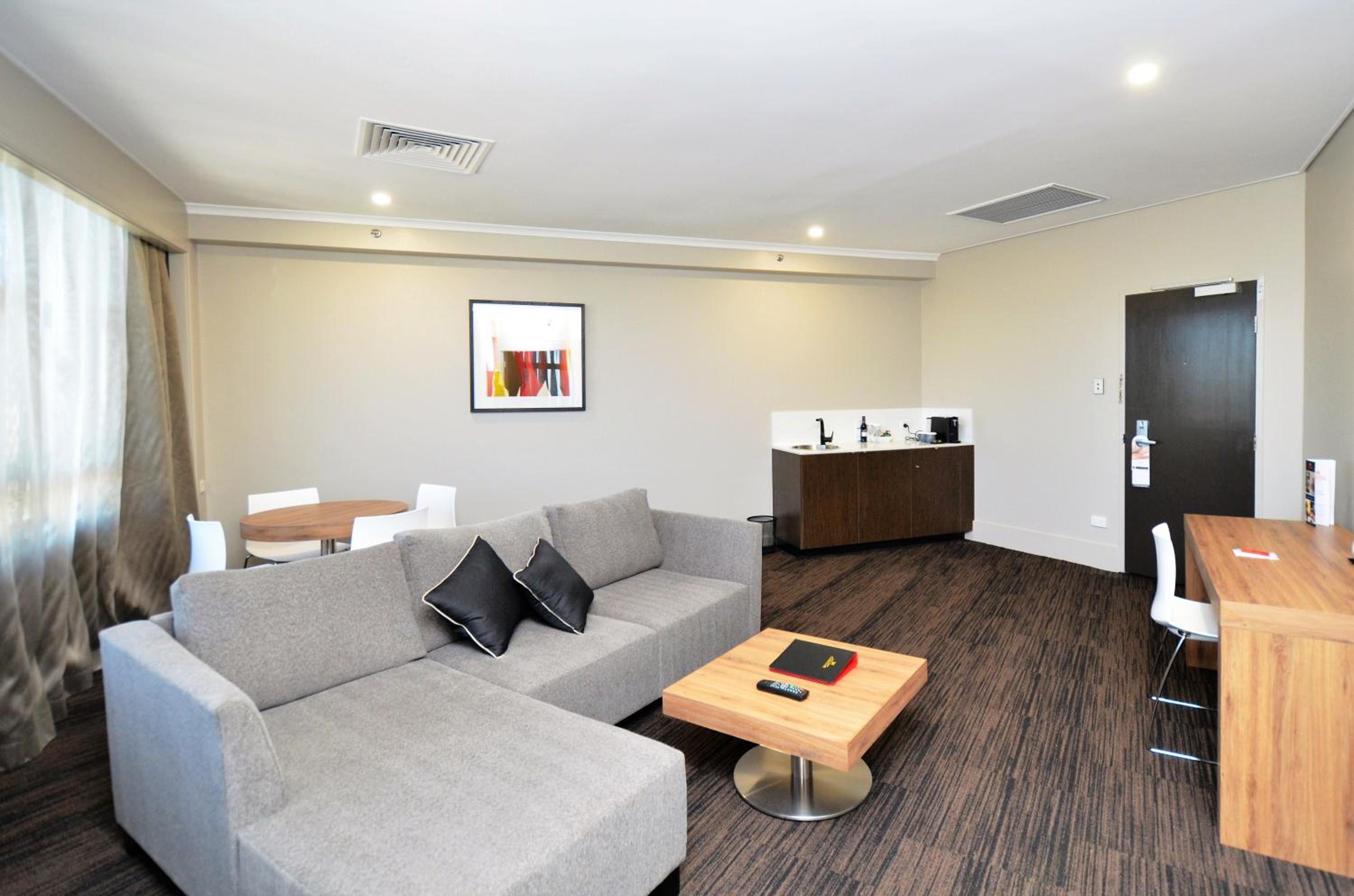 Executive Suite - Photo 7