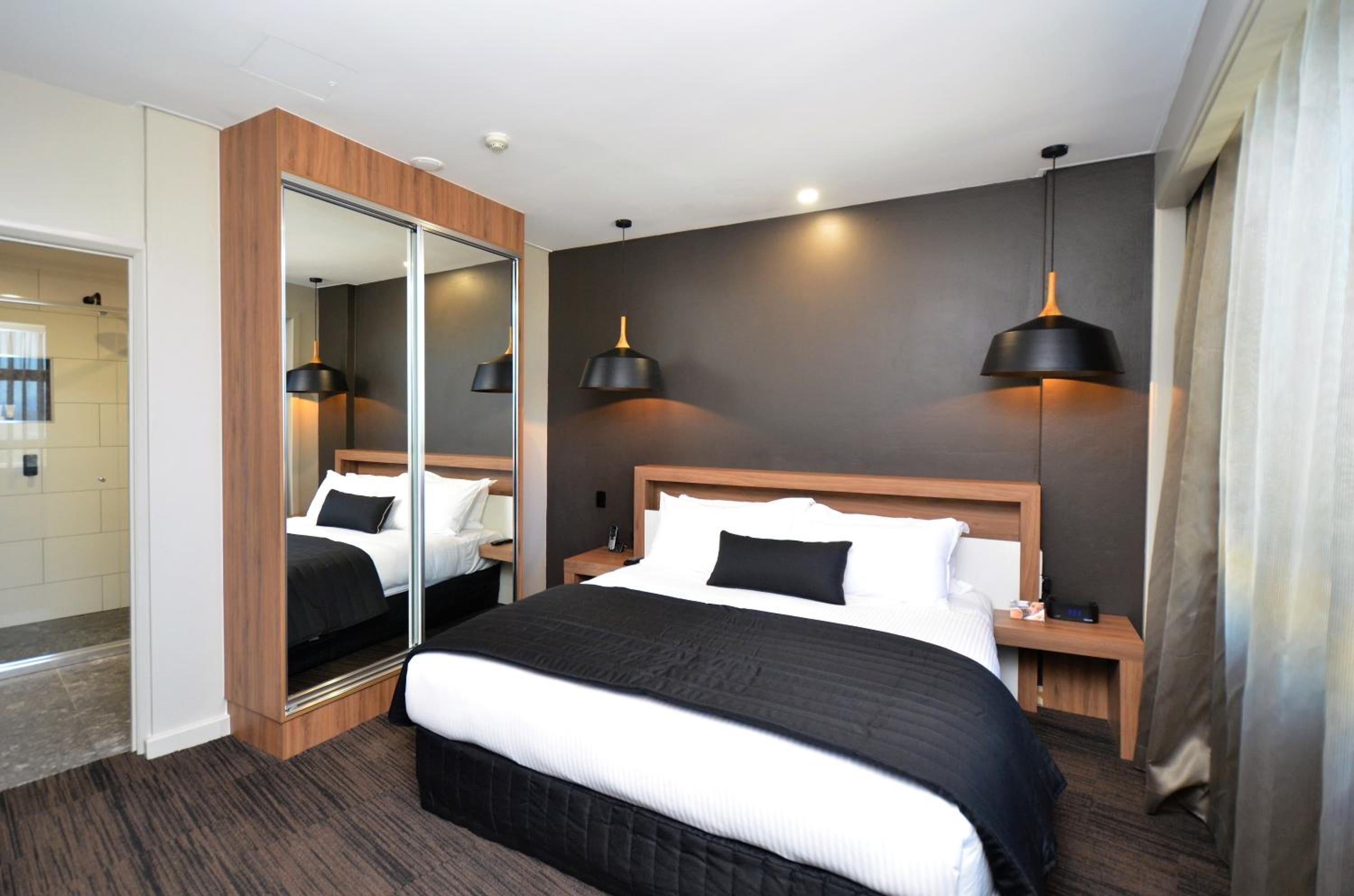 Executive Suite - Photo 6