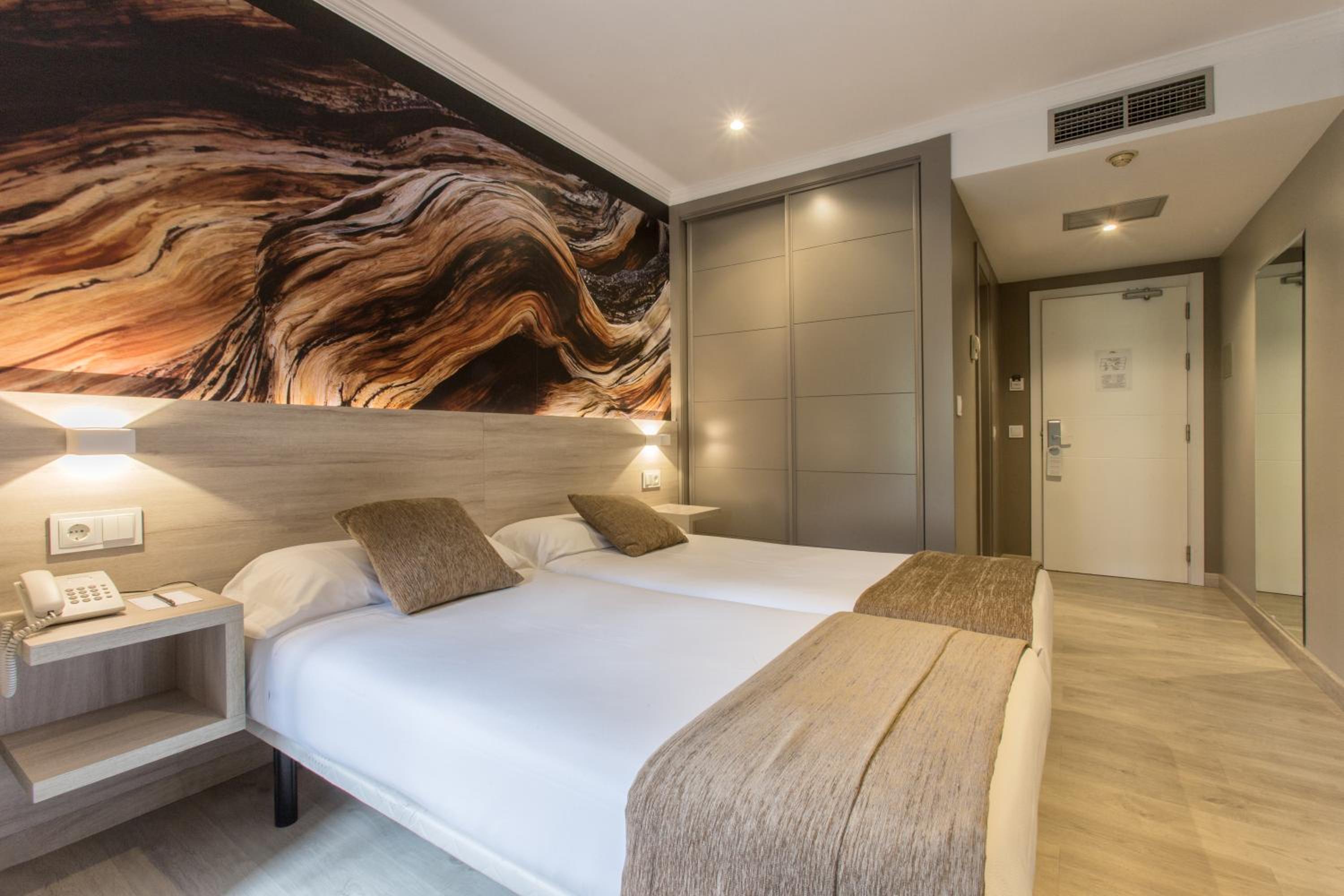 Superior Twin Room - Photo 8