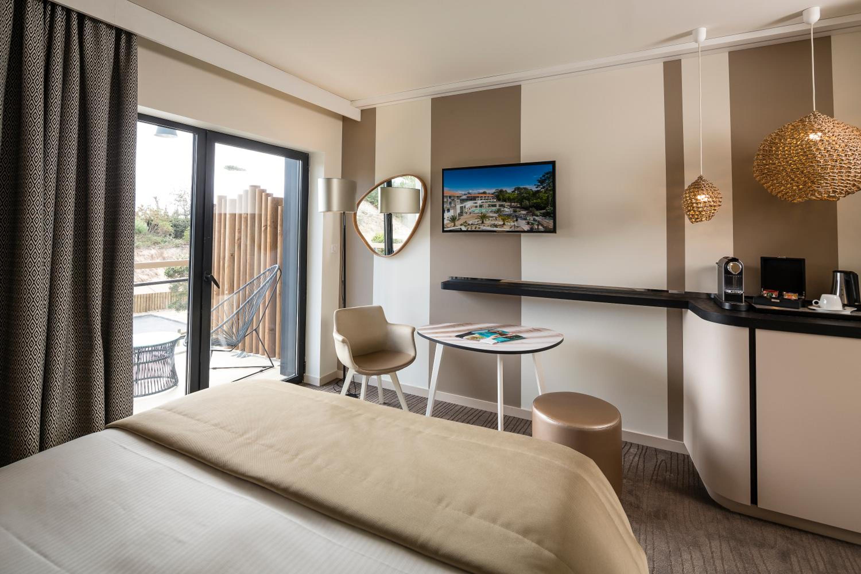 Superior Room with Spa Access - Photo 6