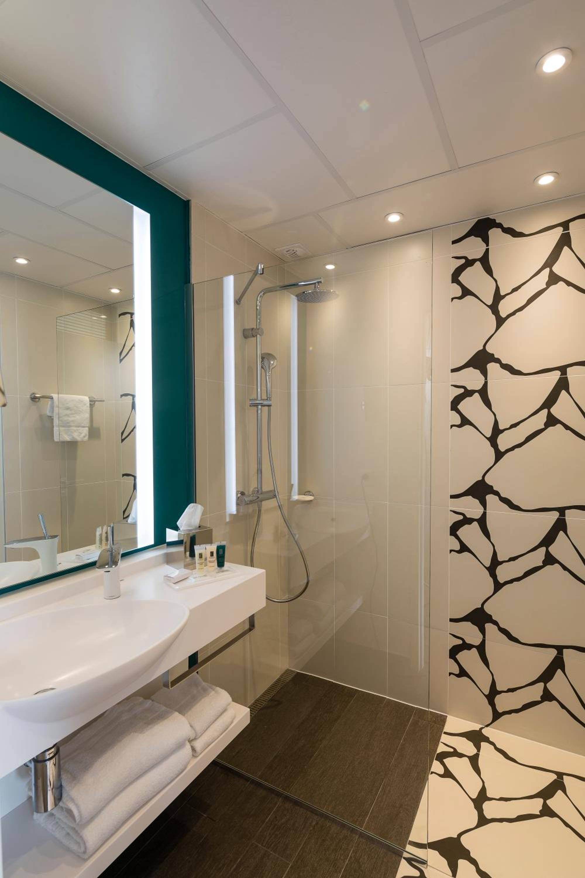 Superior Room with Spa Access - Photo 3