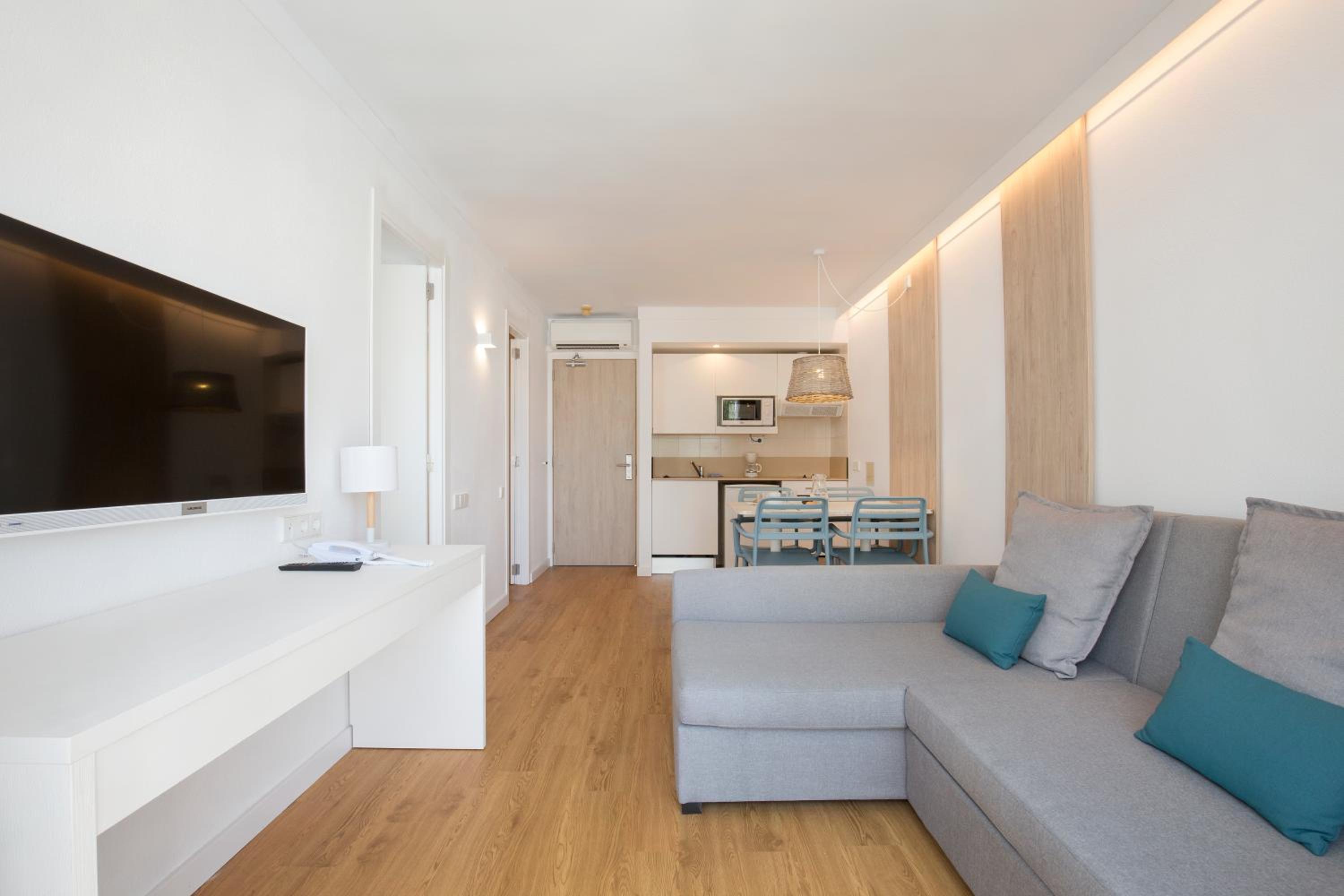 Apartamento de lujo de una habitación con bañera de hidromasaje y vista lateral al mar.