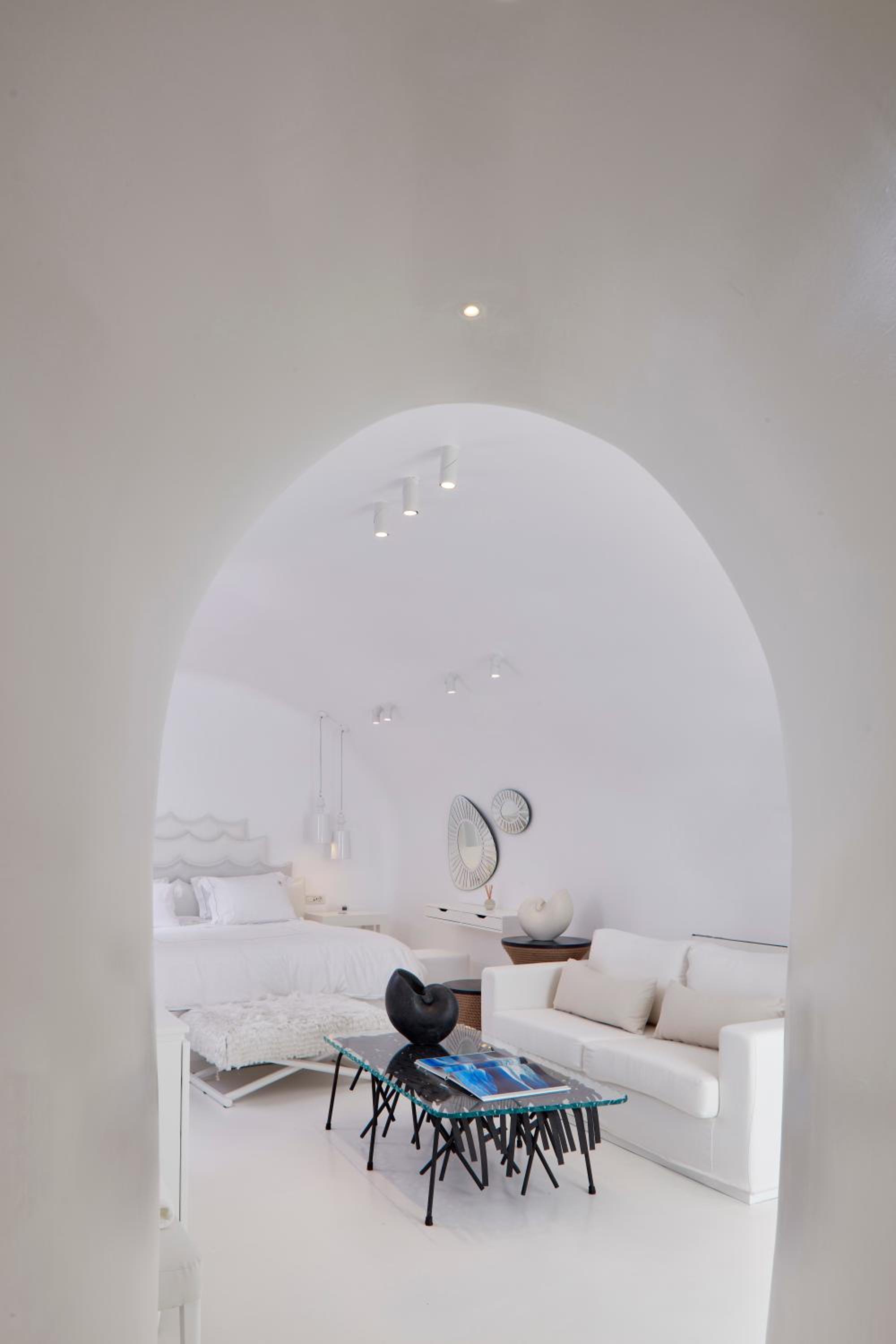 Honeymoon Suite with Outdoor Hot Tub - Photo 3