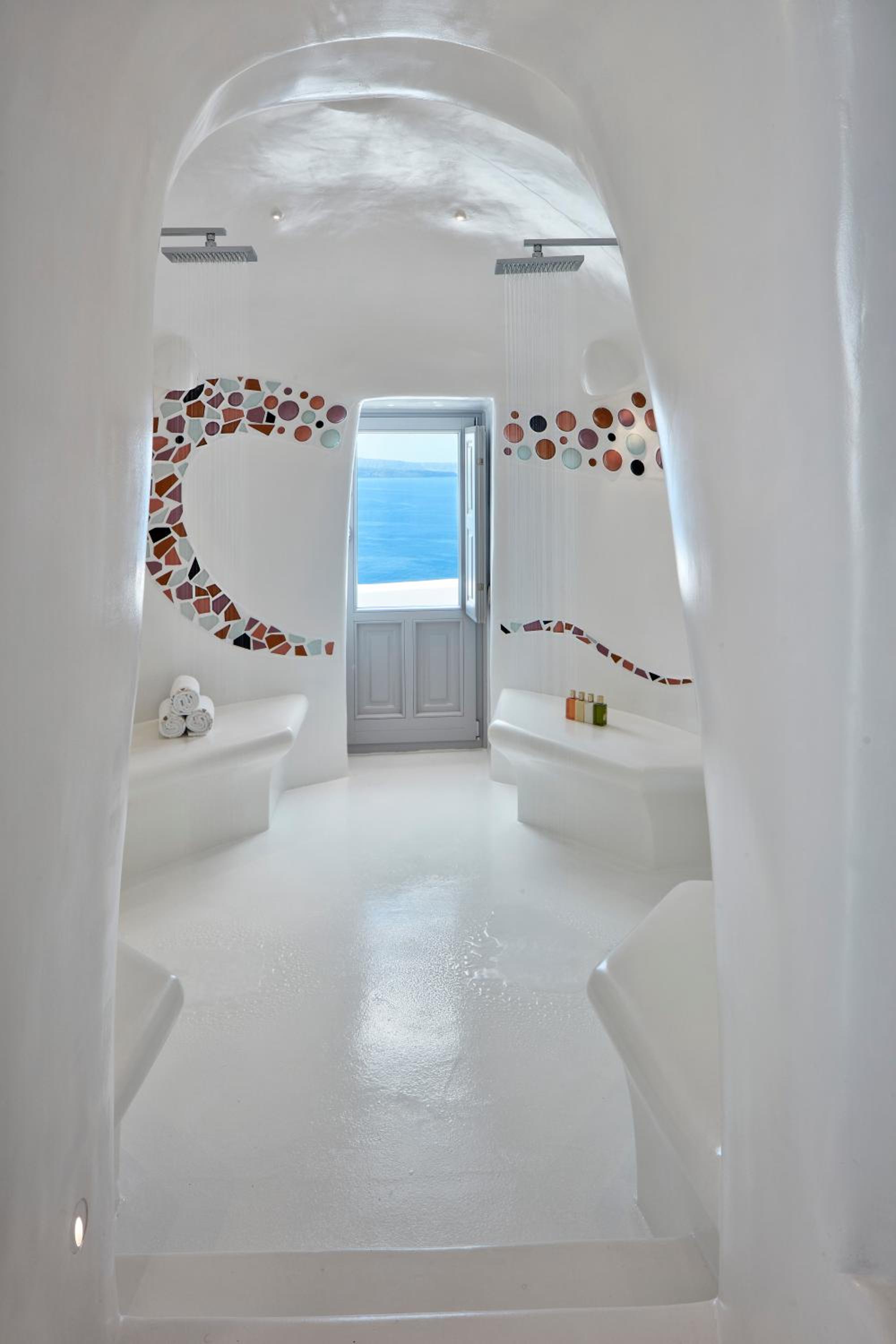 Honeymoon Suite with Outdoor Hot Tub - Photo 4