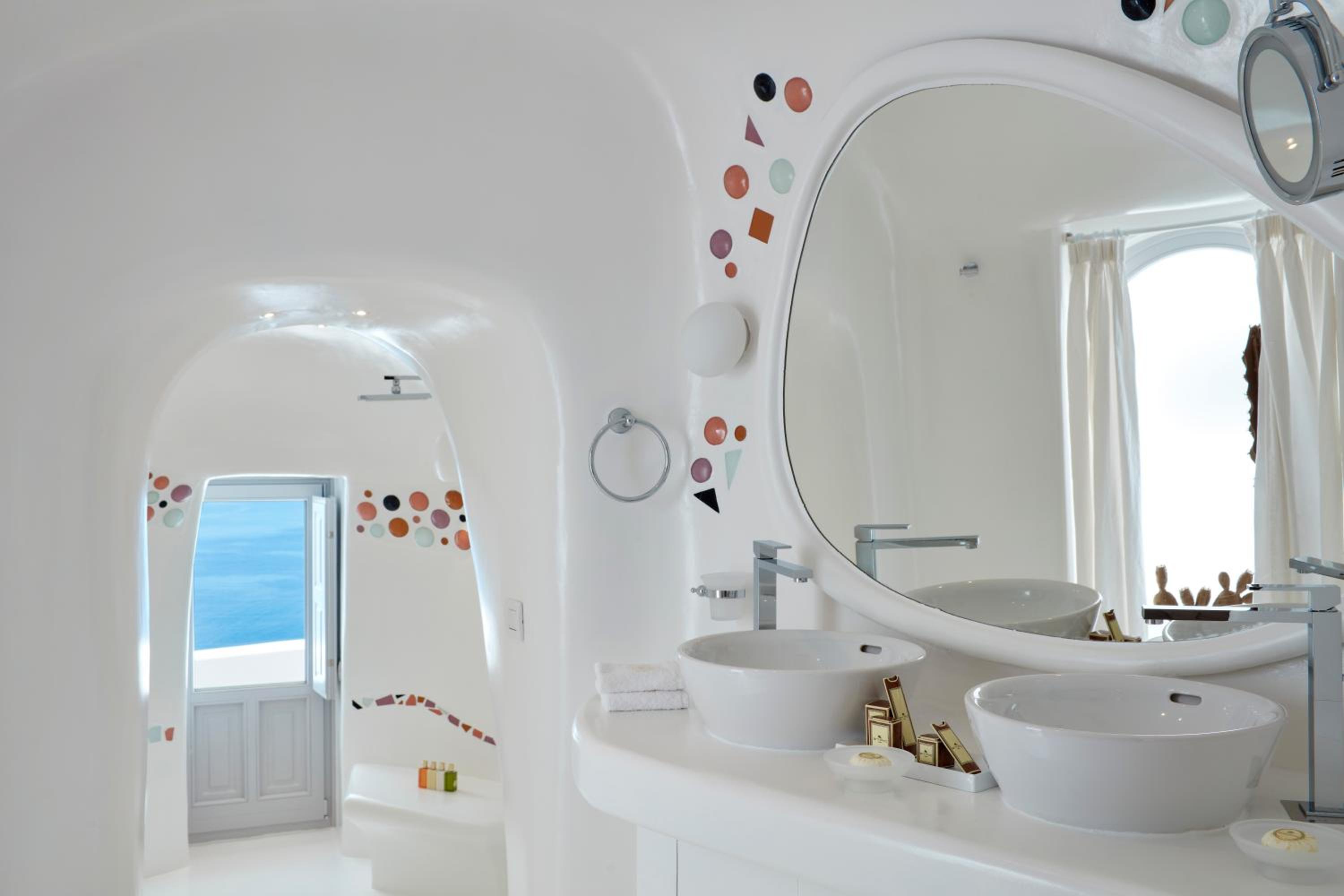 Honeymoon Suite with Outdoor Hot Tub - Photo 5