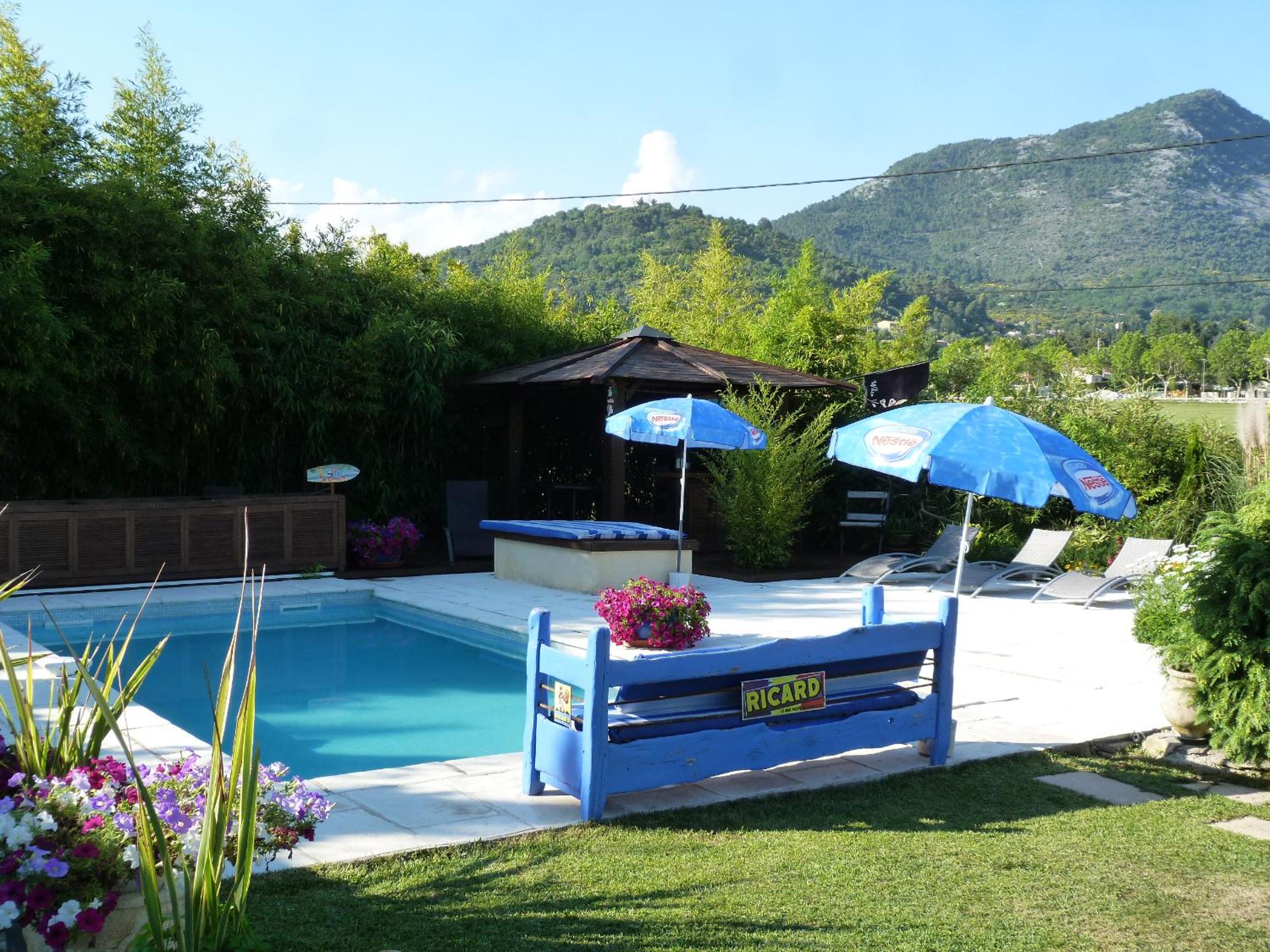 Double Room with Pool View - Photo 31