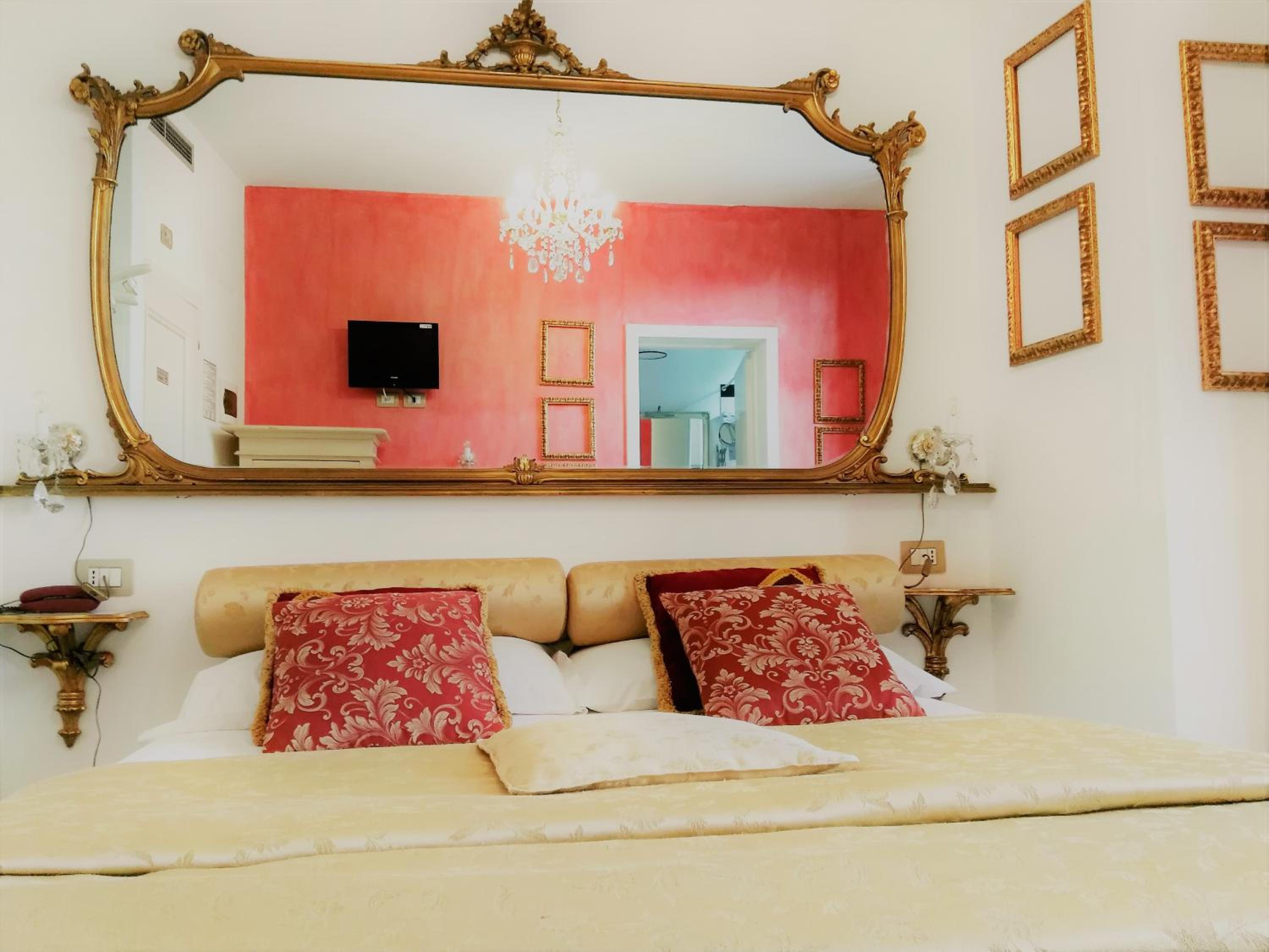 Classic Double or Twin Room - Photo 9