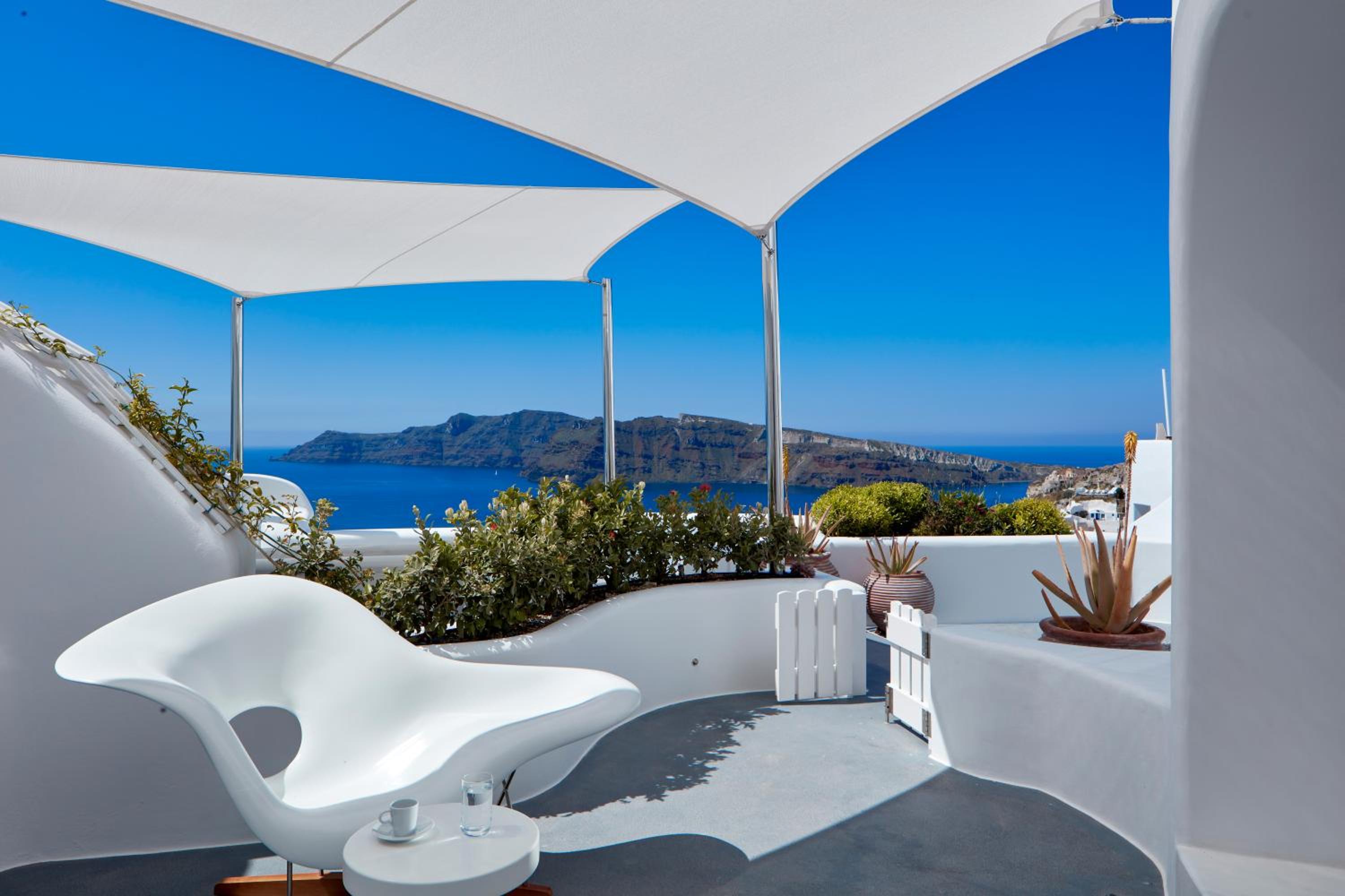 Deluxe Suite with Caldera View - Photo 8