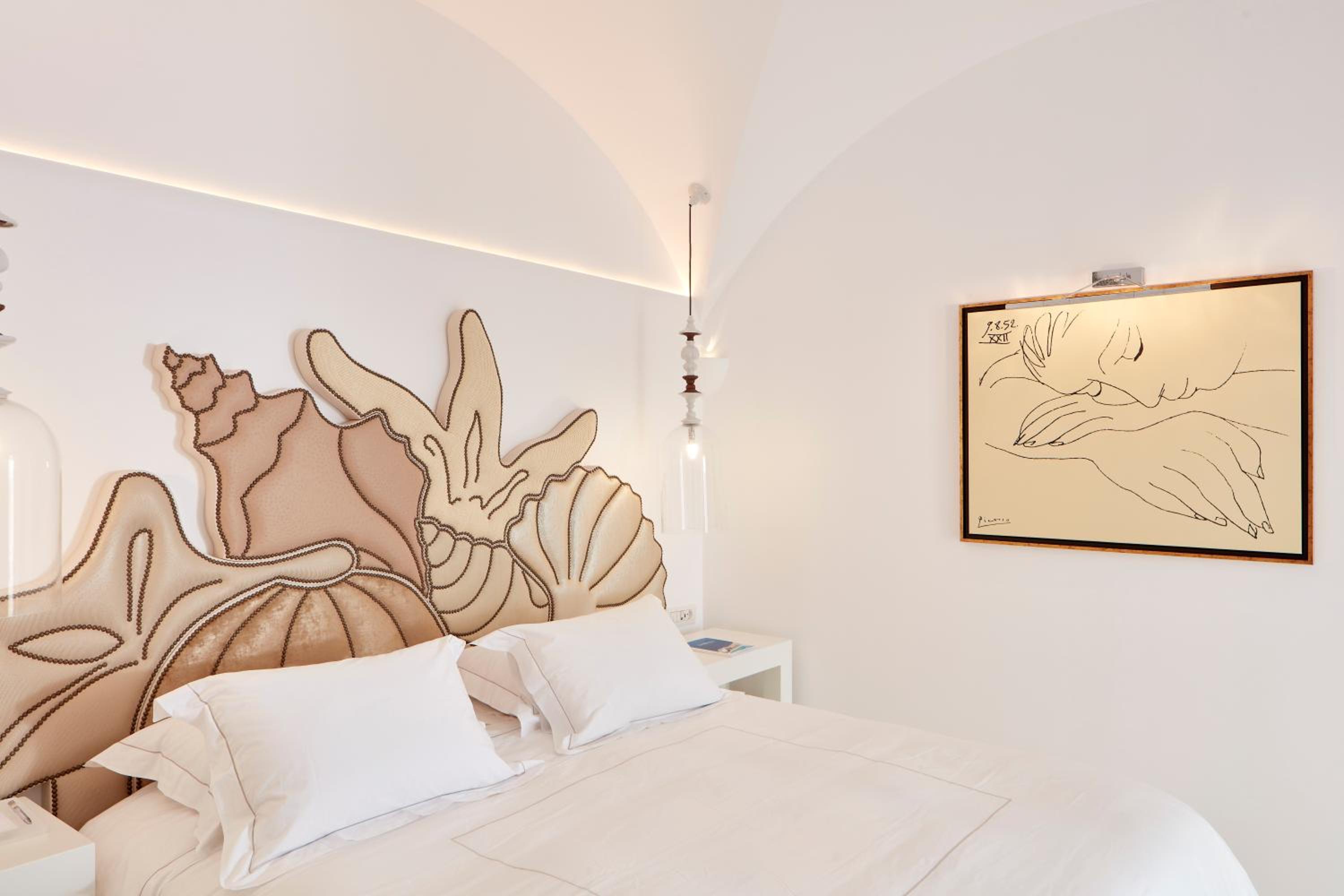 Deluxe Suite with Caldera View - Photo 11