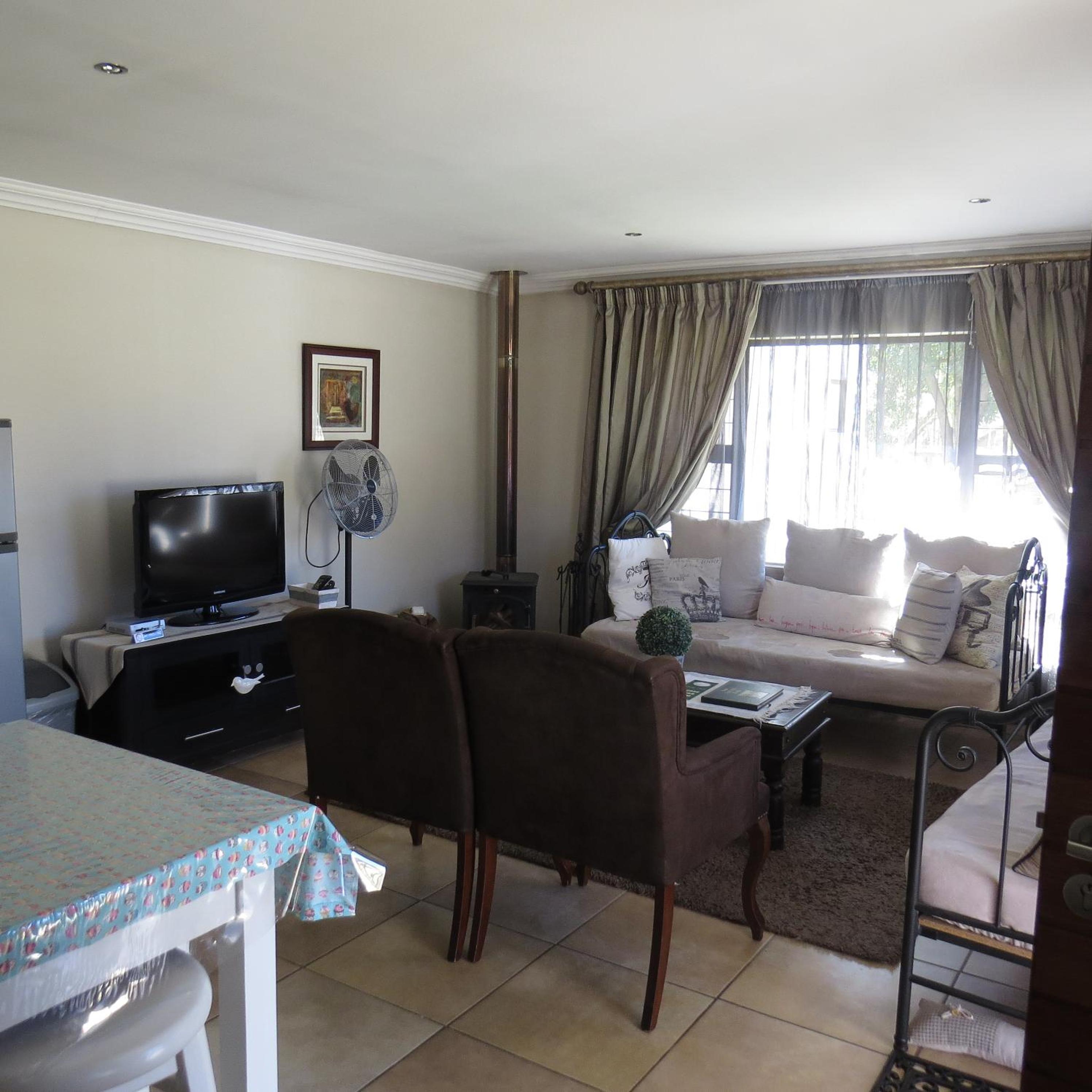 One-Bedroom Apartment - Photo 4