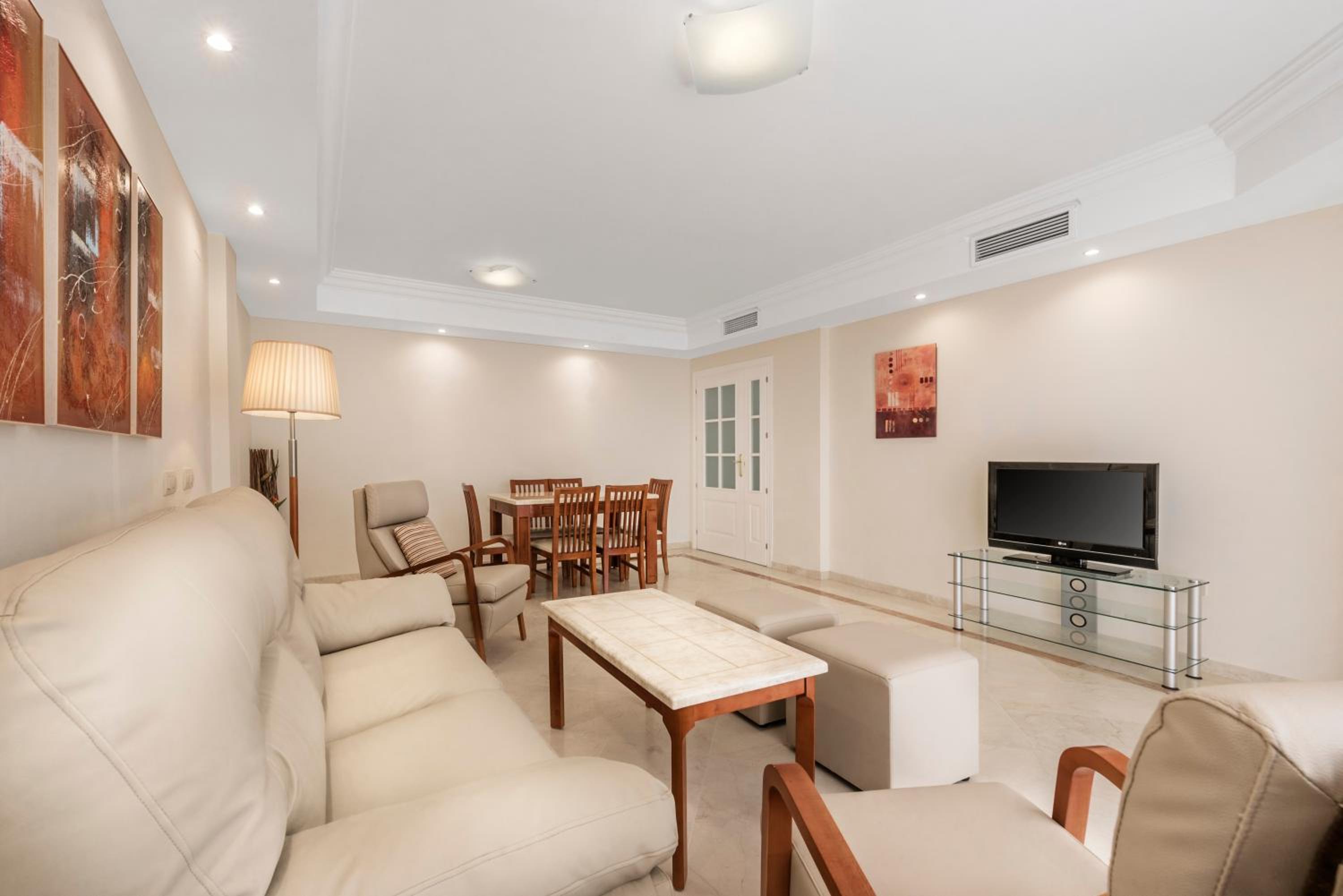 Ático de Tres Habitaciones con Piscina Privada
