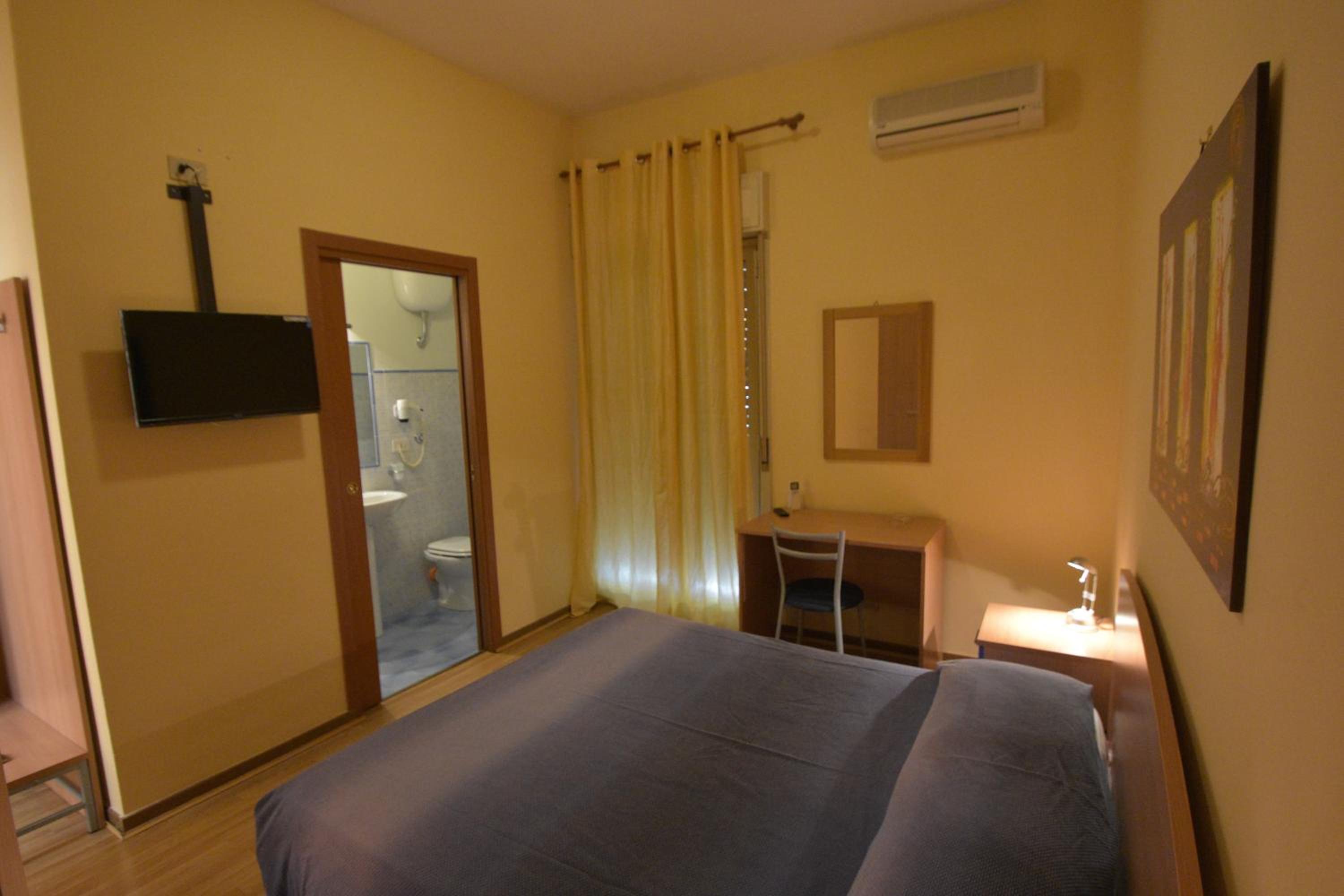 Double Room with Private Bathroom - Photo 2