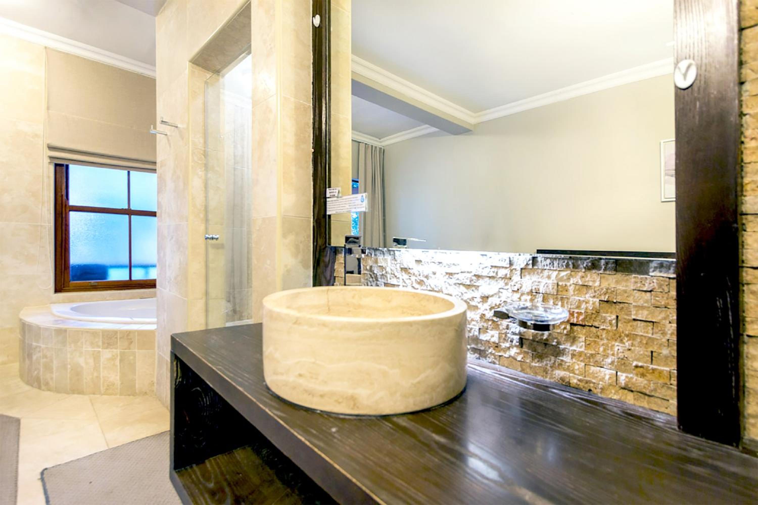 Luxury Triple Single-Bed Room photo 2