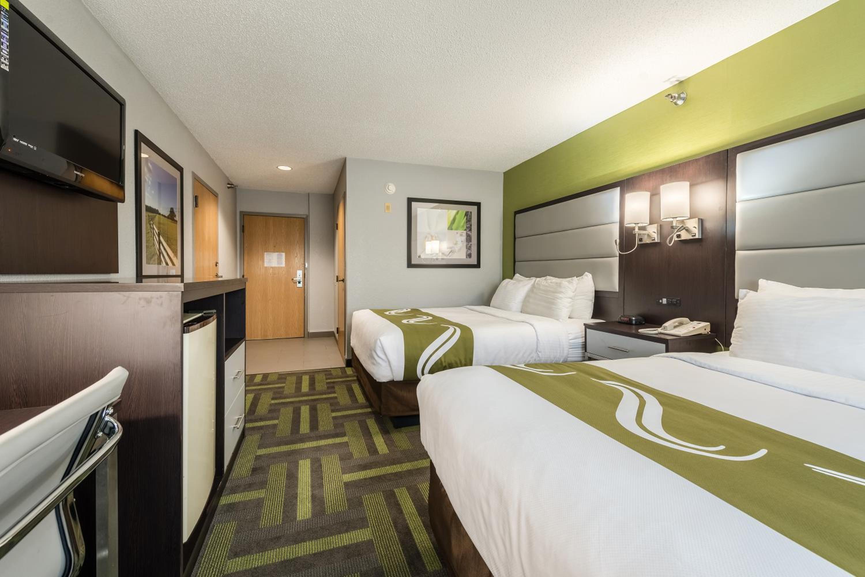Standard Queen Room with Two Queen Beds - Non-Smoking - Photo 6