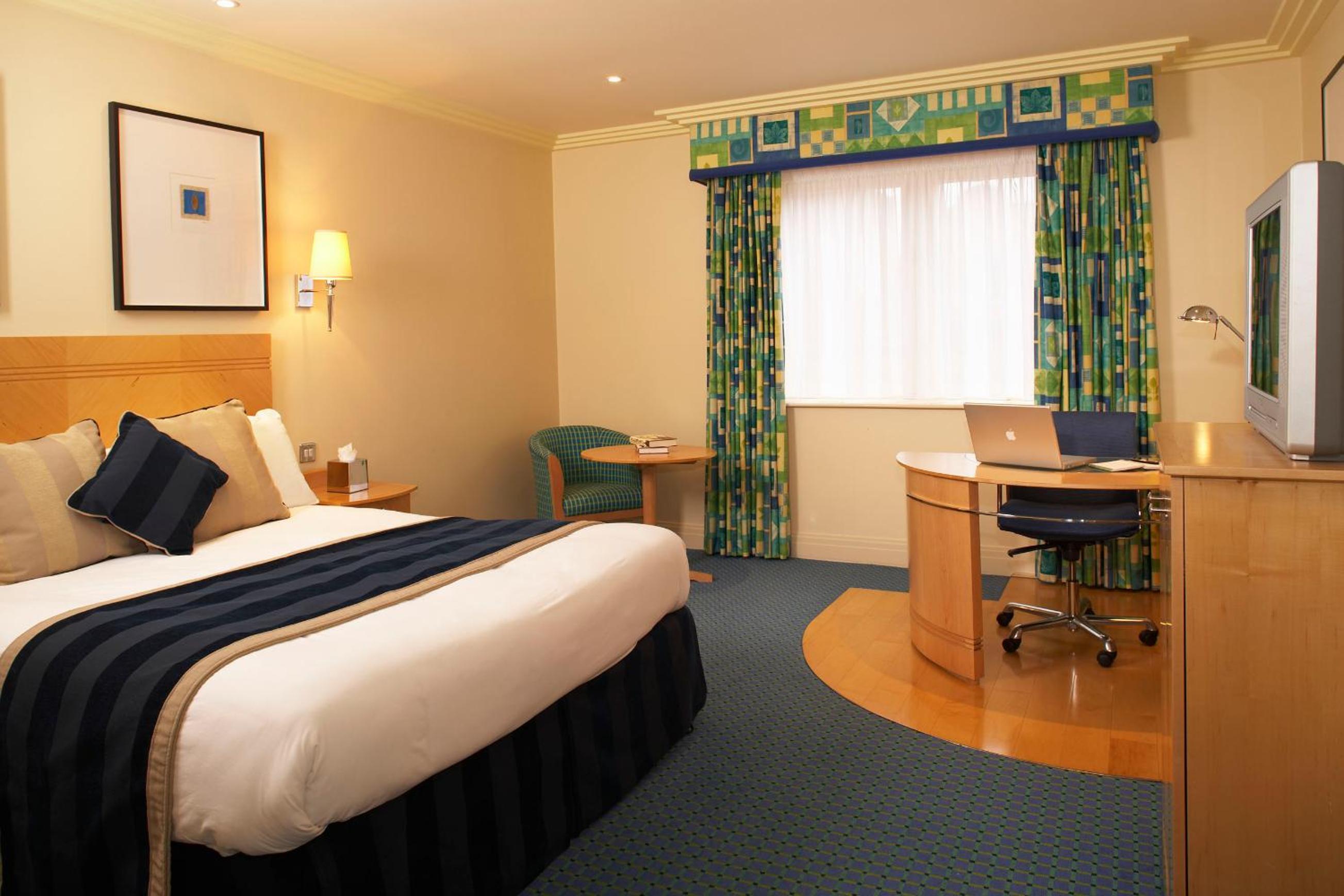 Executive King Room - Non-Smoking - Photo 2