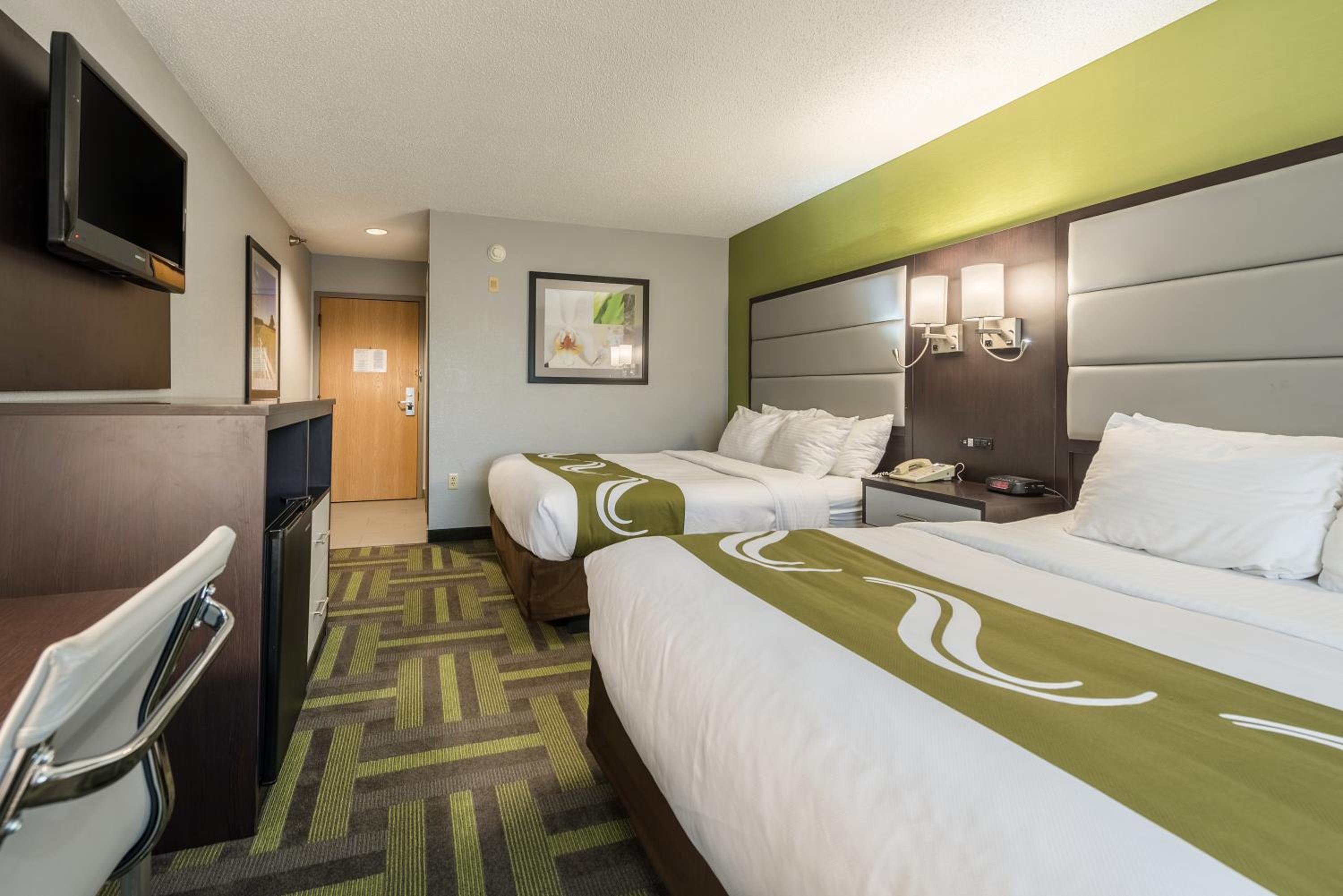 Standard Queen Room with Two Queen Beds - Non-Smoking - Photo 4