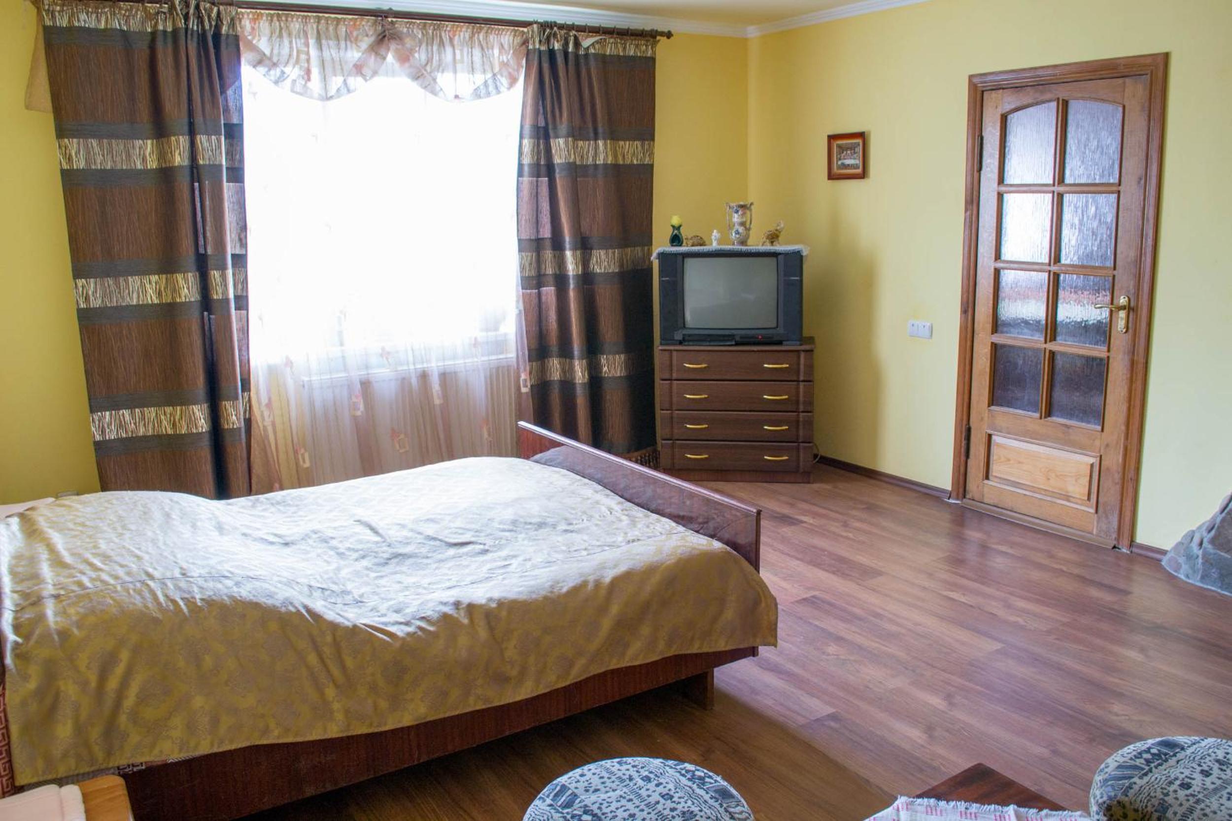 Family Room with Shared Bathroom photo 1