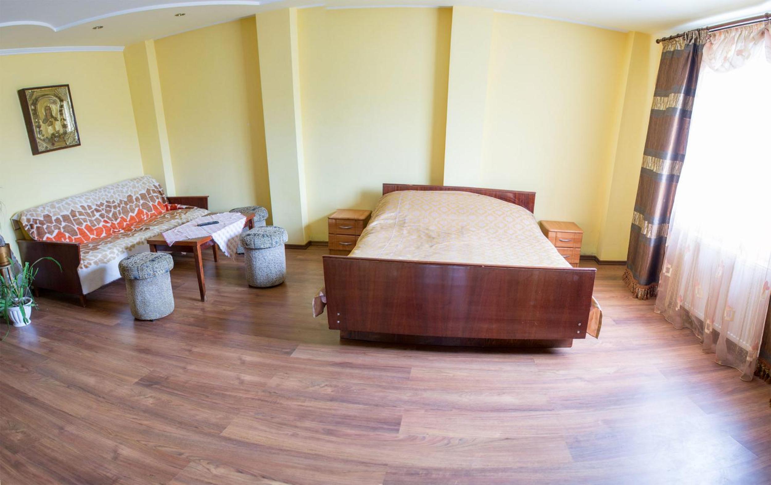 Family Room with Shared Bathroom photo 2