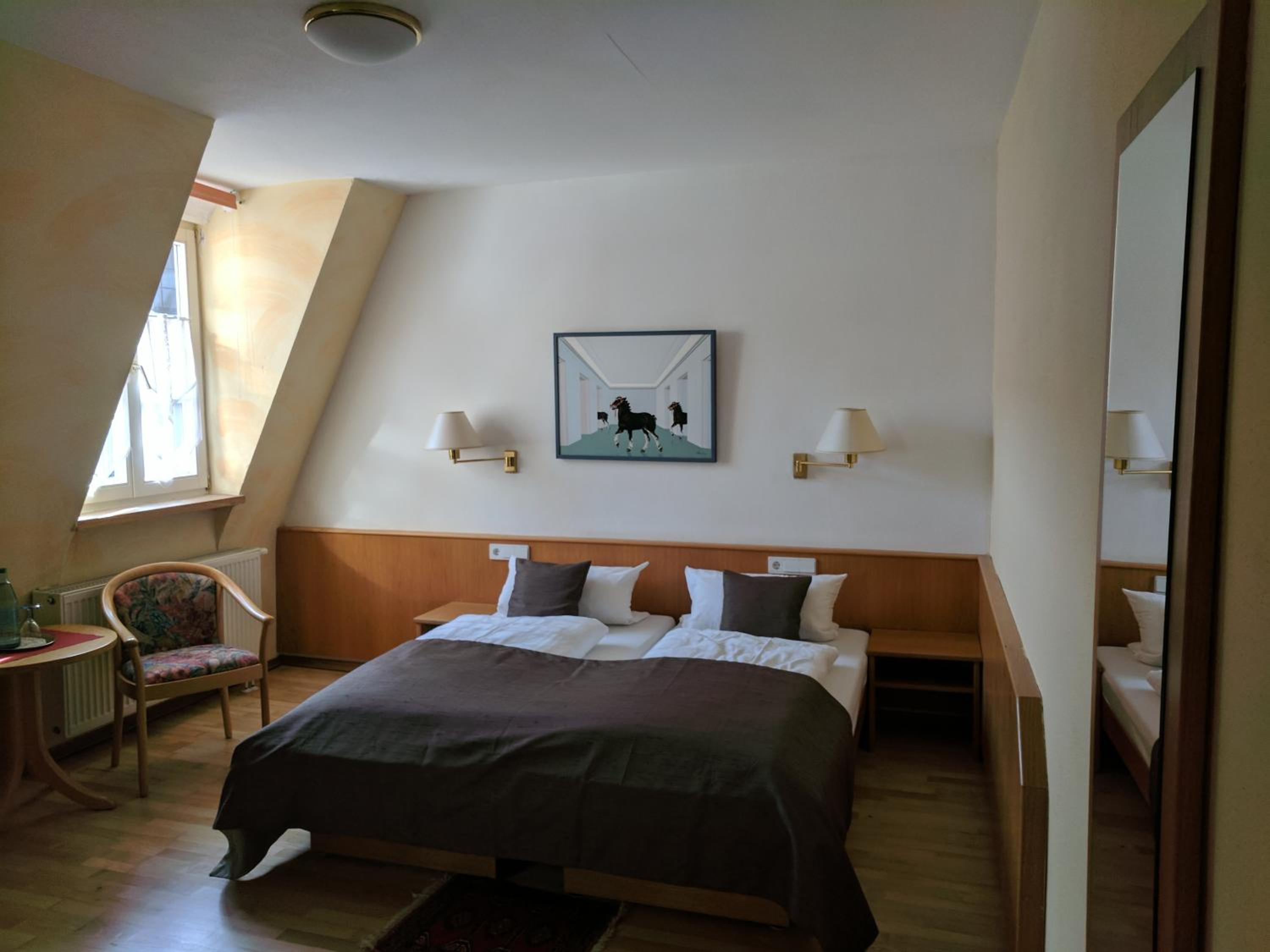 Double or Twin Room with Private Bathroom - Photo 2