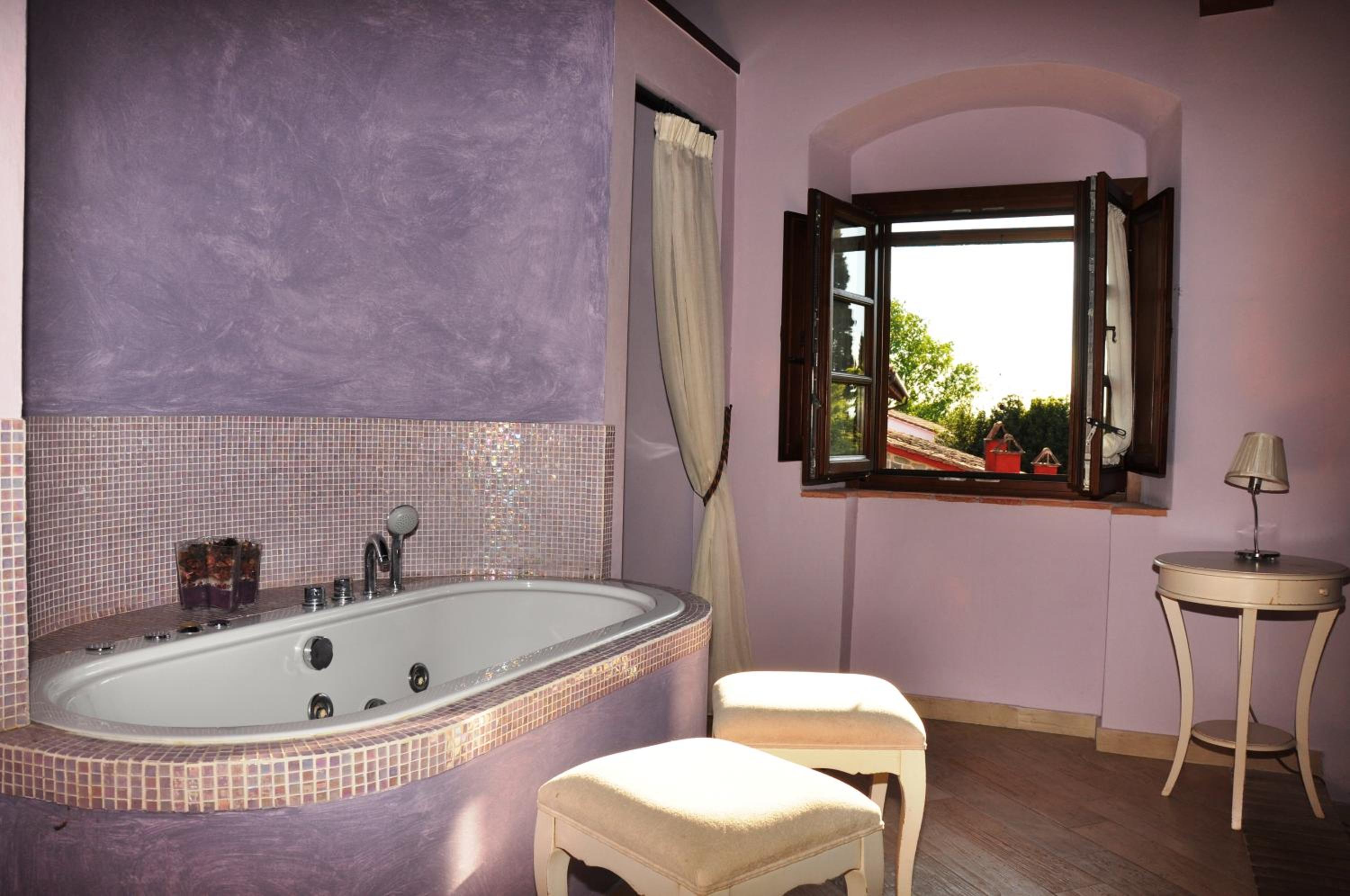 Suite with Whirlpool - Photo 2