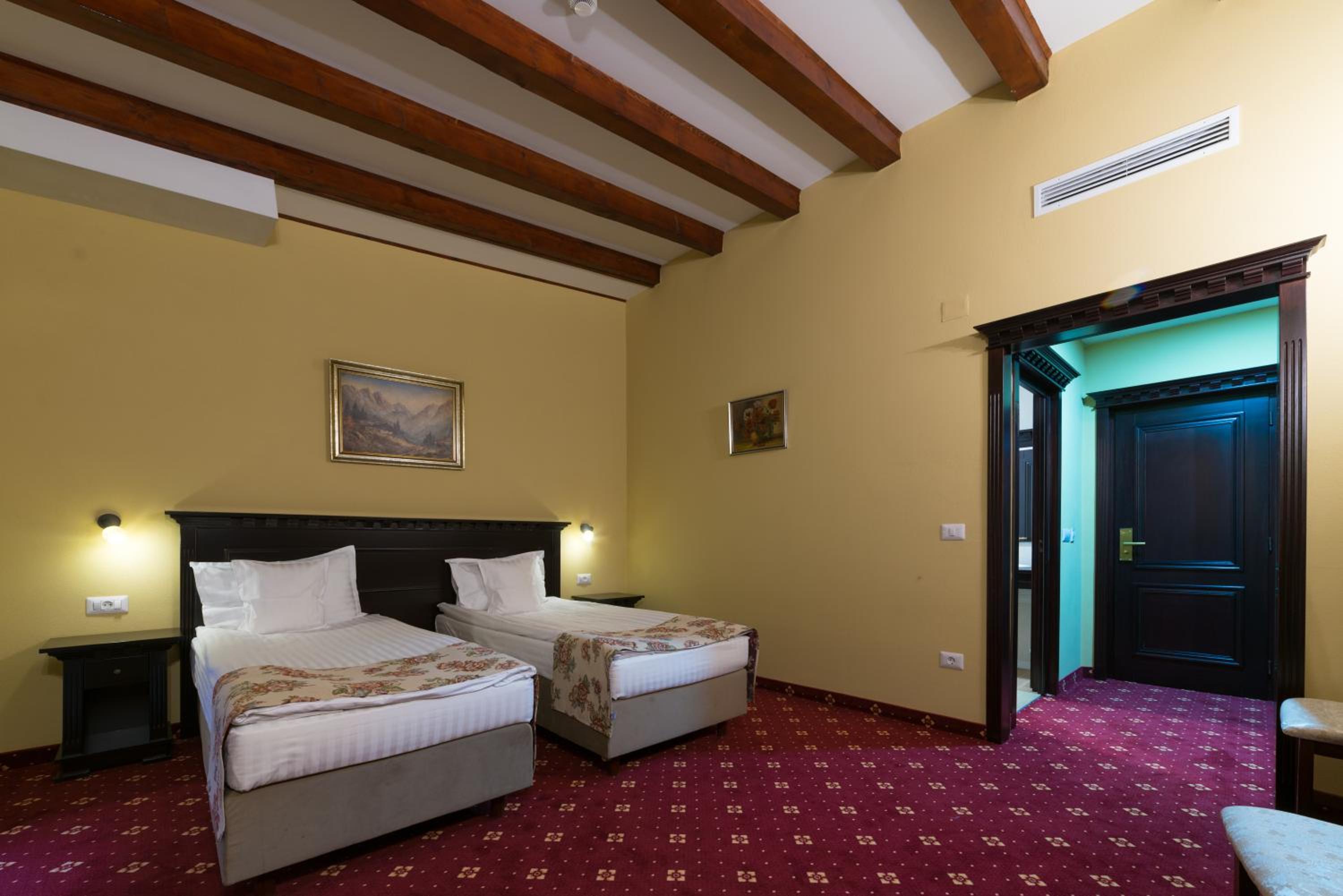 Twin Room - Photo 11