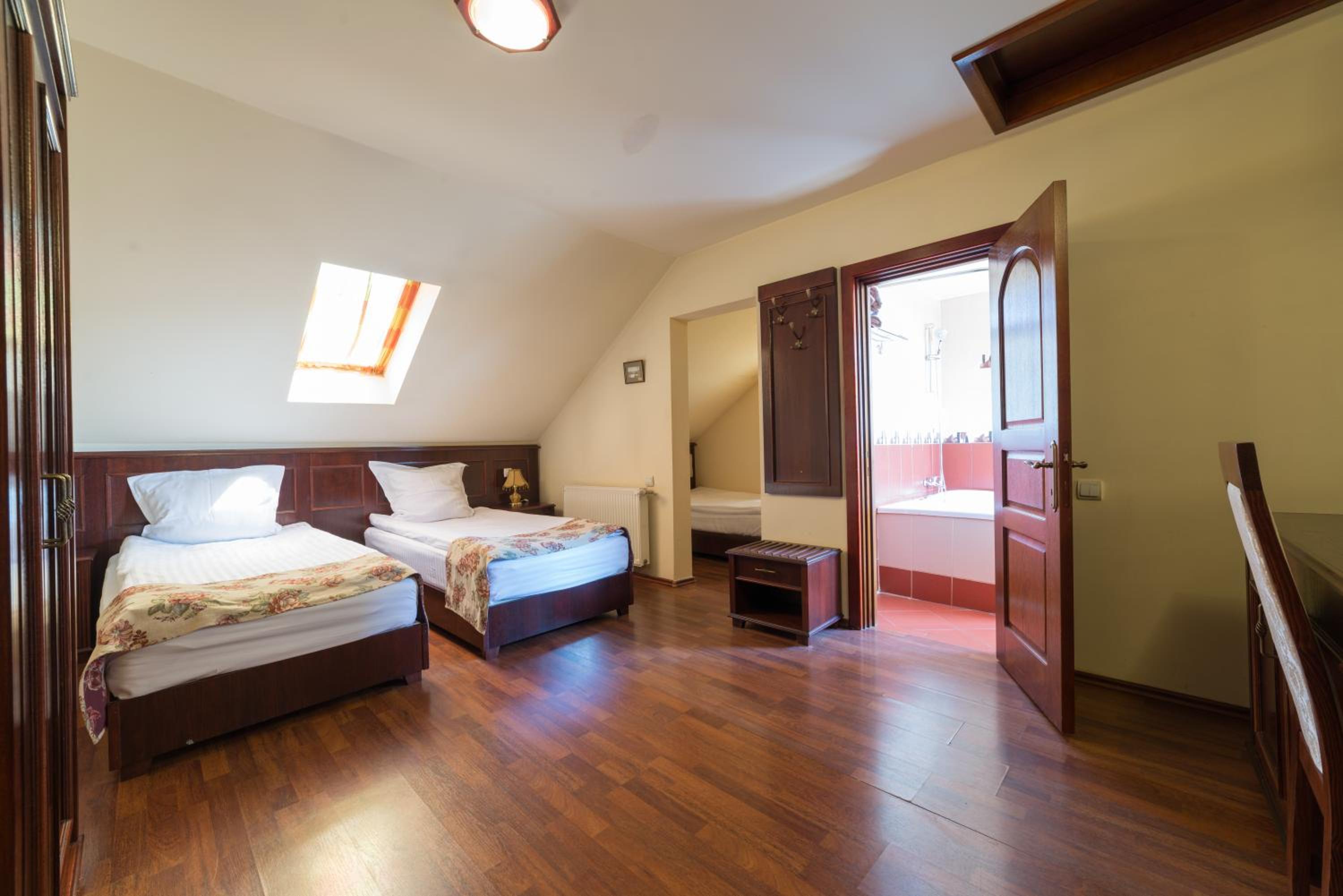 Triple Room with Private Bathroom - Photo 2