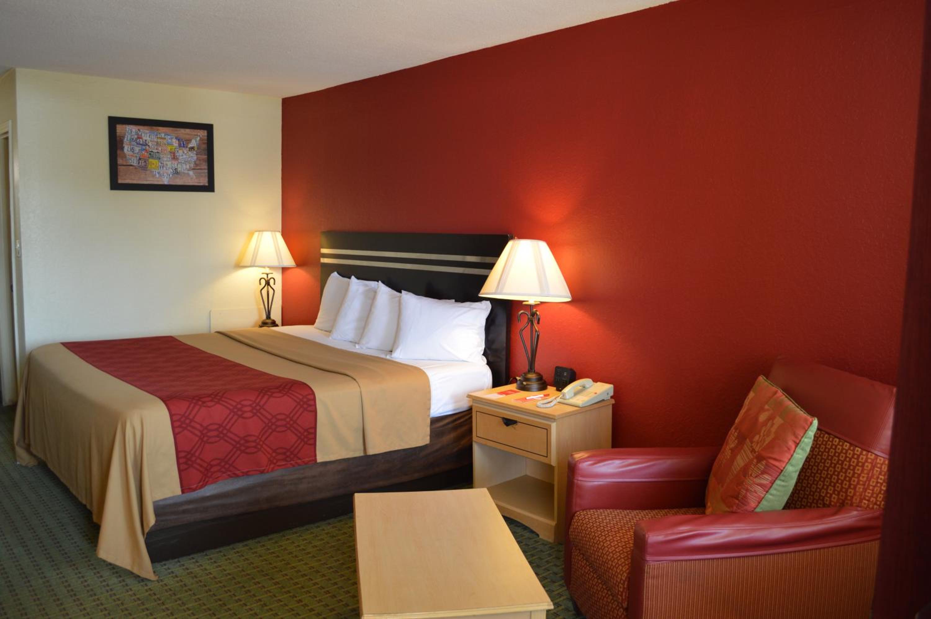 King Room - Non-Smoking - Photo 3