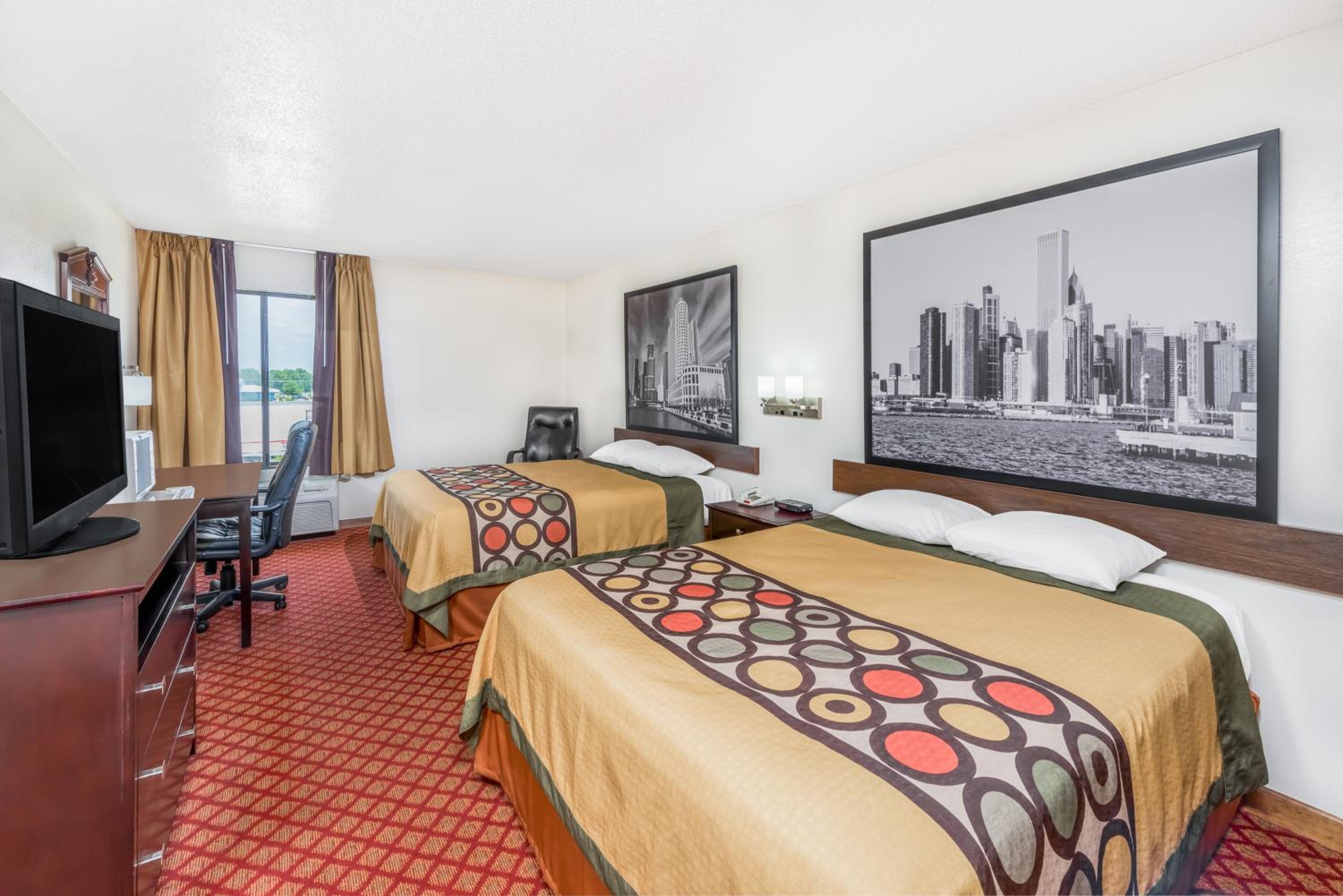 Queen Room with Two Queen Beds - Non-Smoking - Photo 4