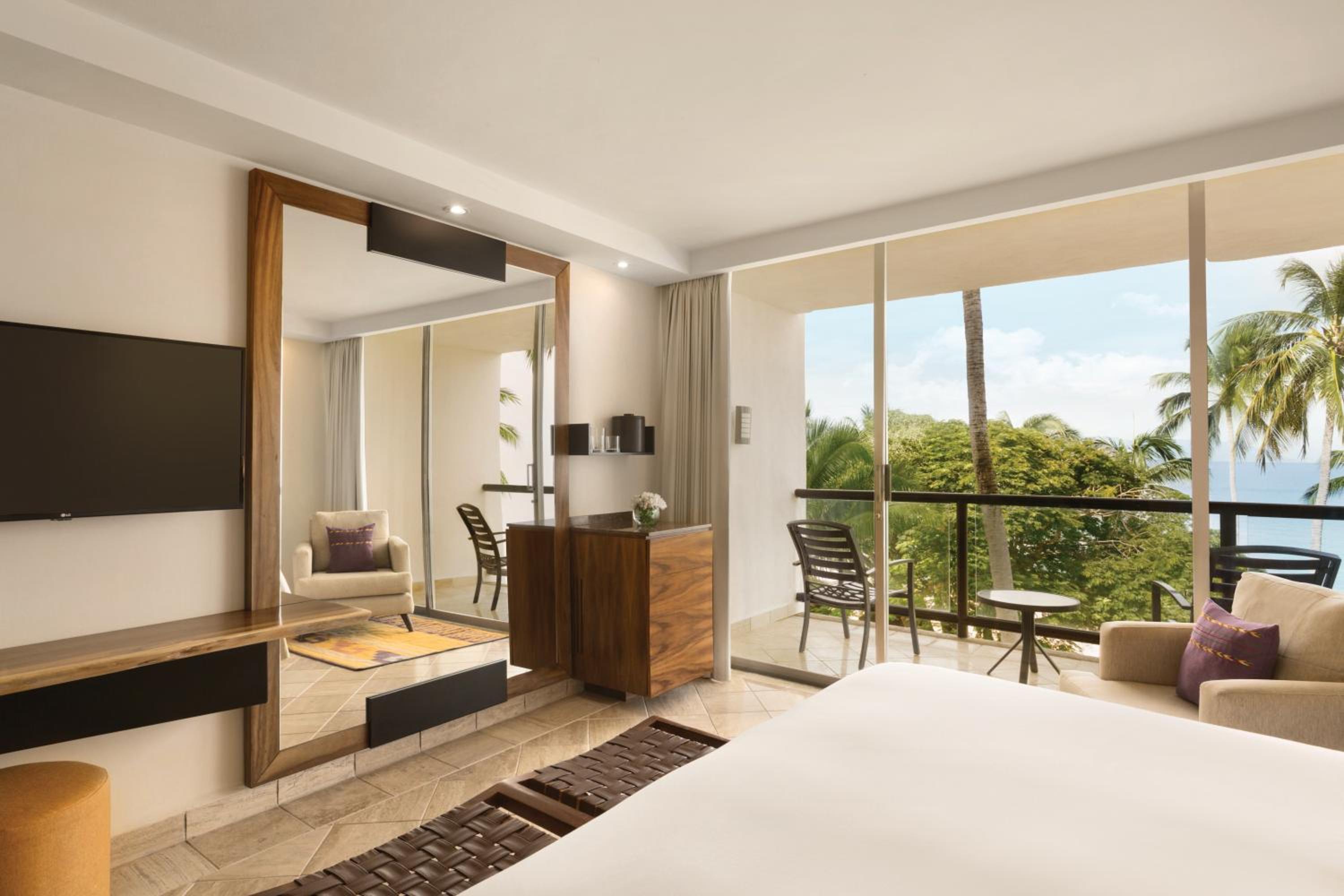 King Room with Balcony and Ocean View - Photo 2