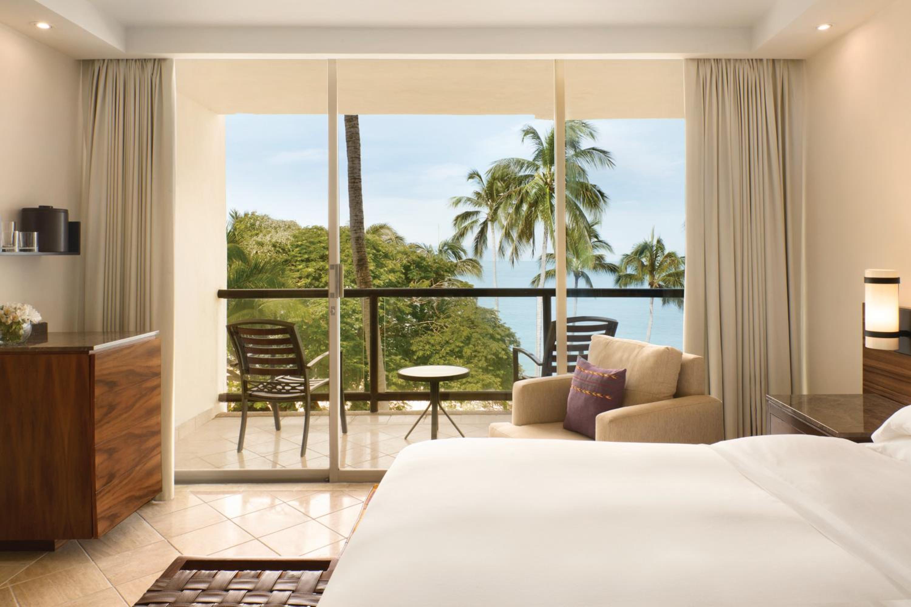 King Room with Balcony and Ocean View - Photo 4