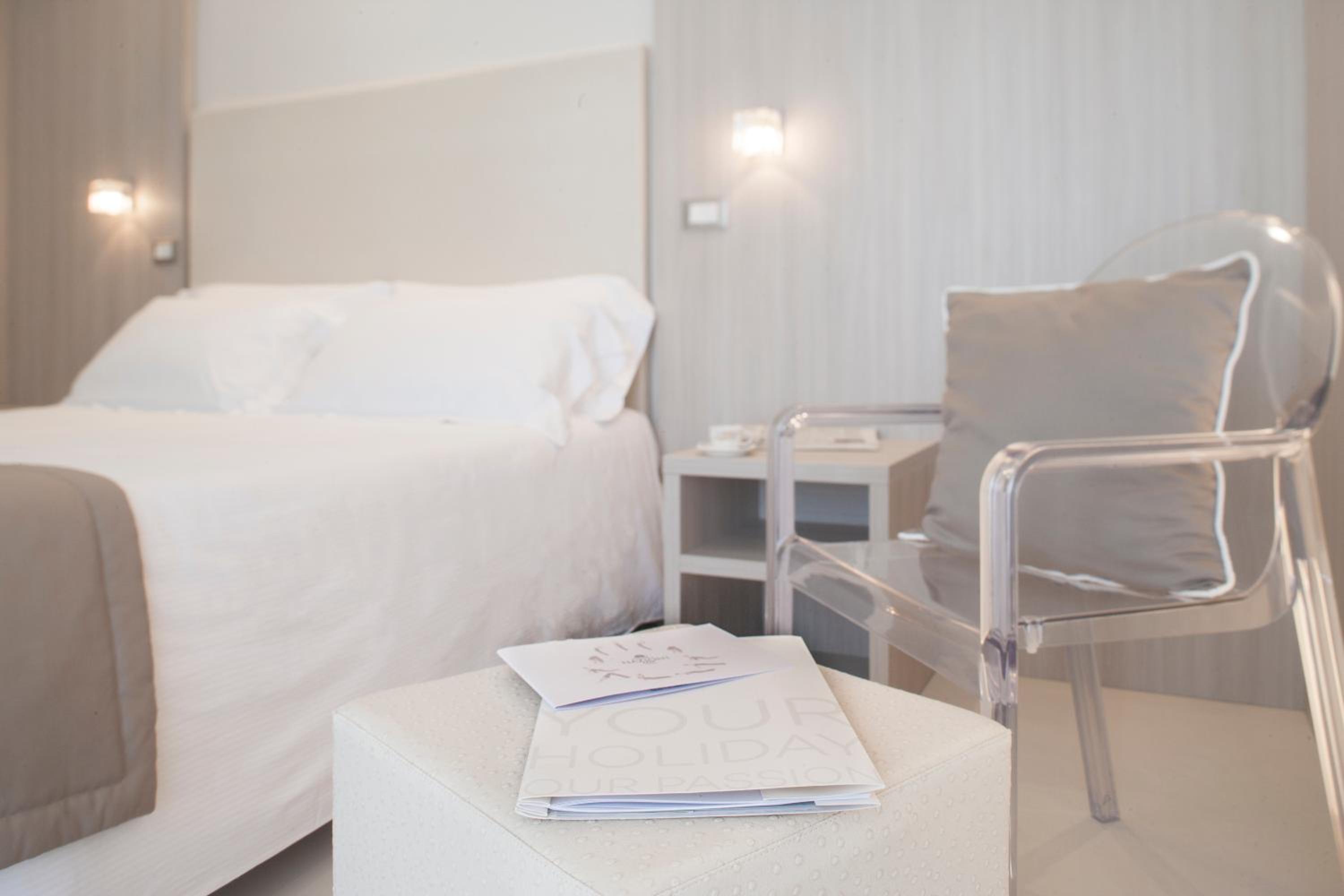 Double or Twin Room with Sea View - Photo 4