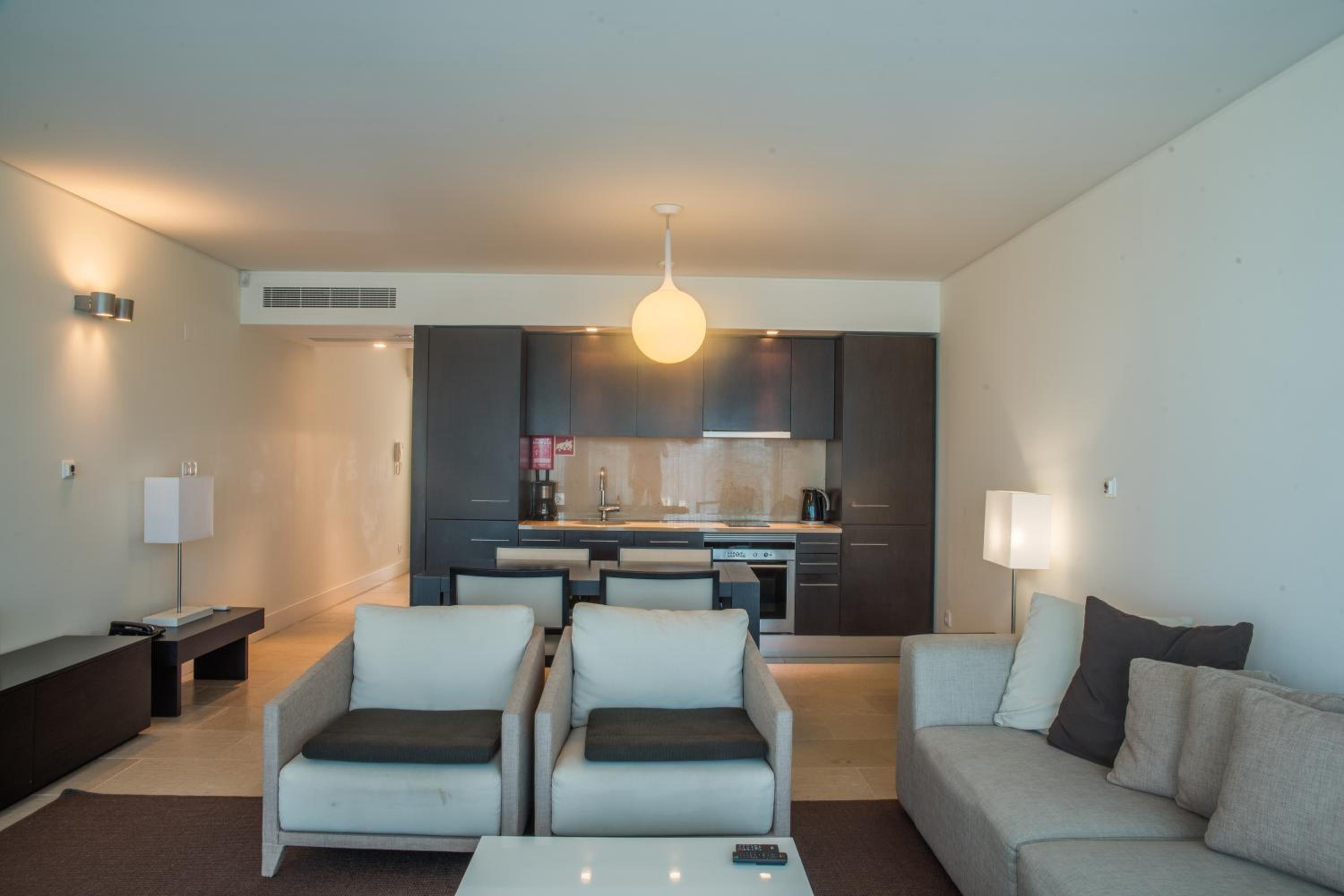 One-Bedroom Apartment with Marina View photo 3