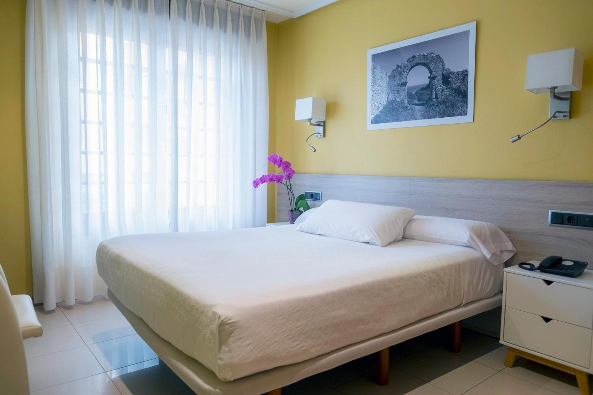 Double or Twin Room - Photo 4