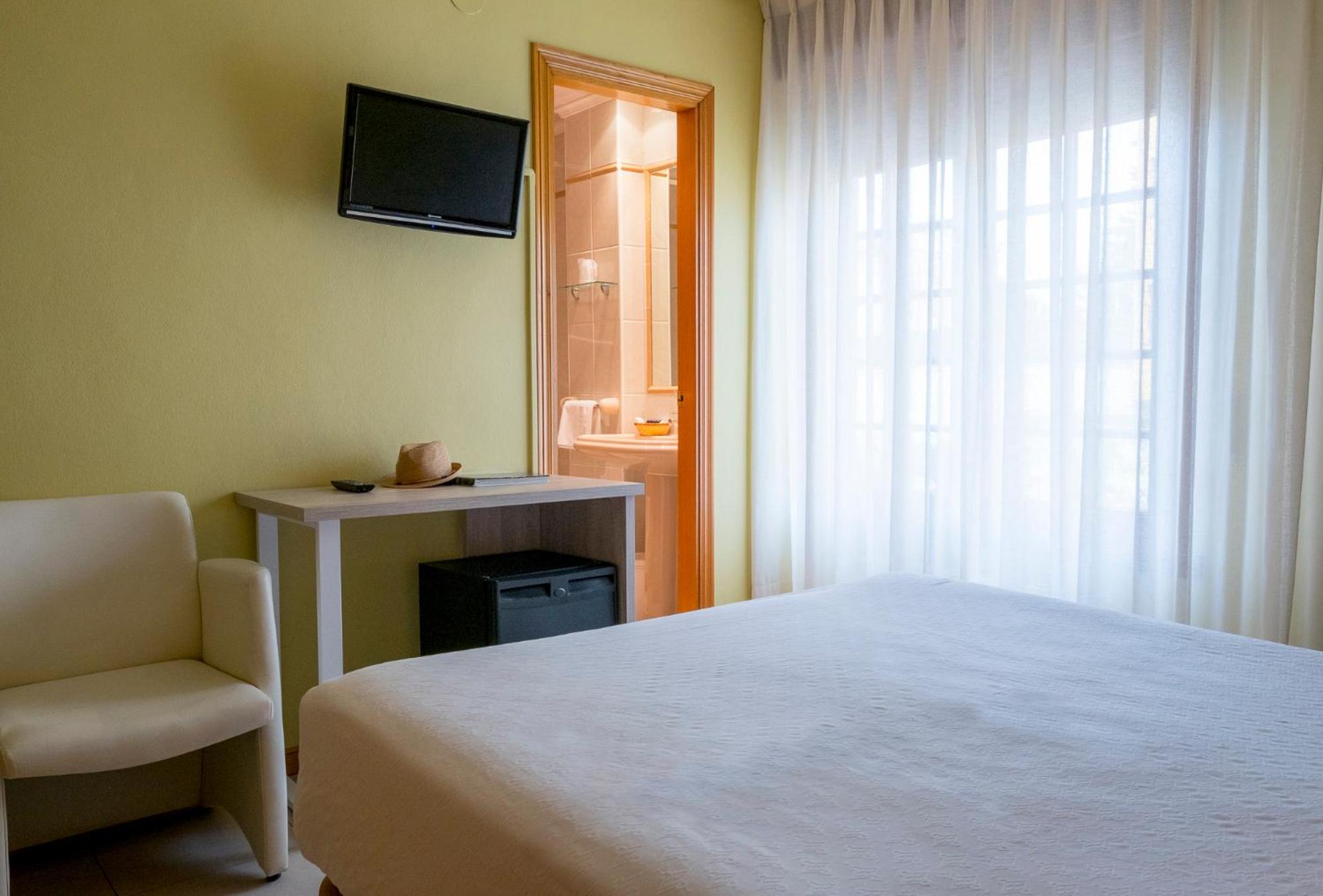 Double or Twin Room - Photo 5