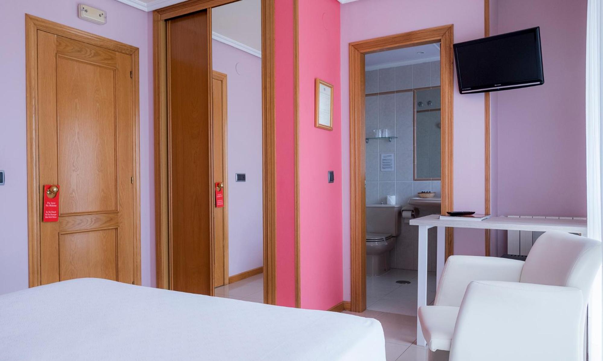 Double or Twin Room - Photo 6