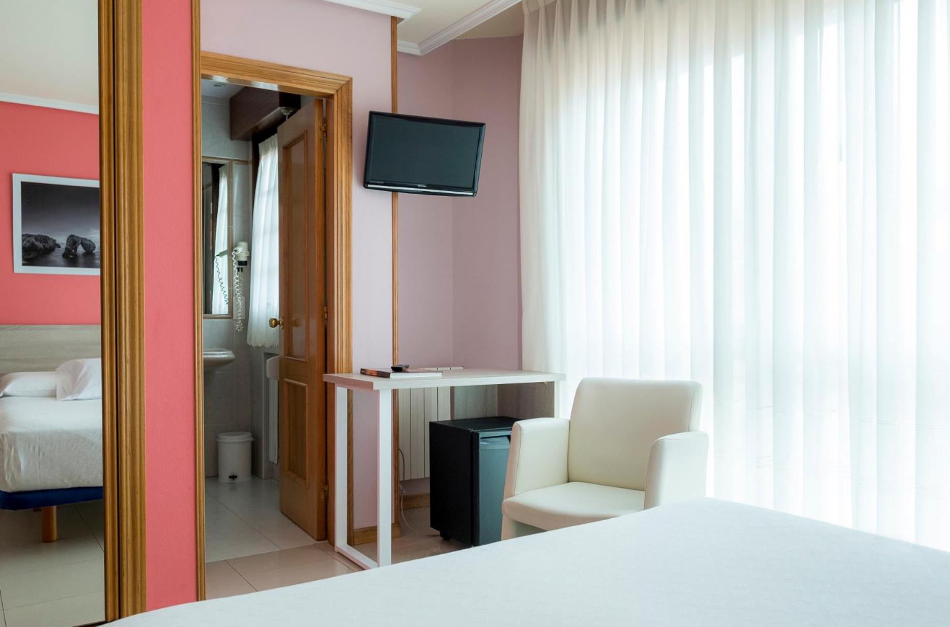 Double or Twin Room - Photo 7