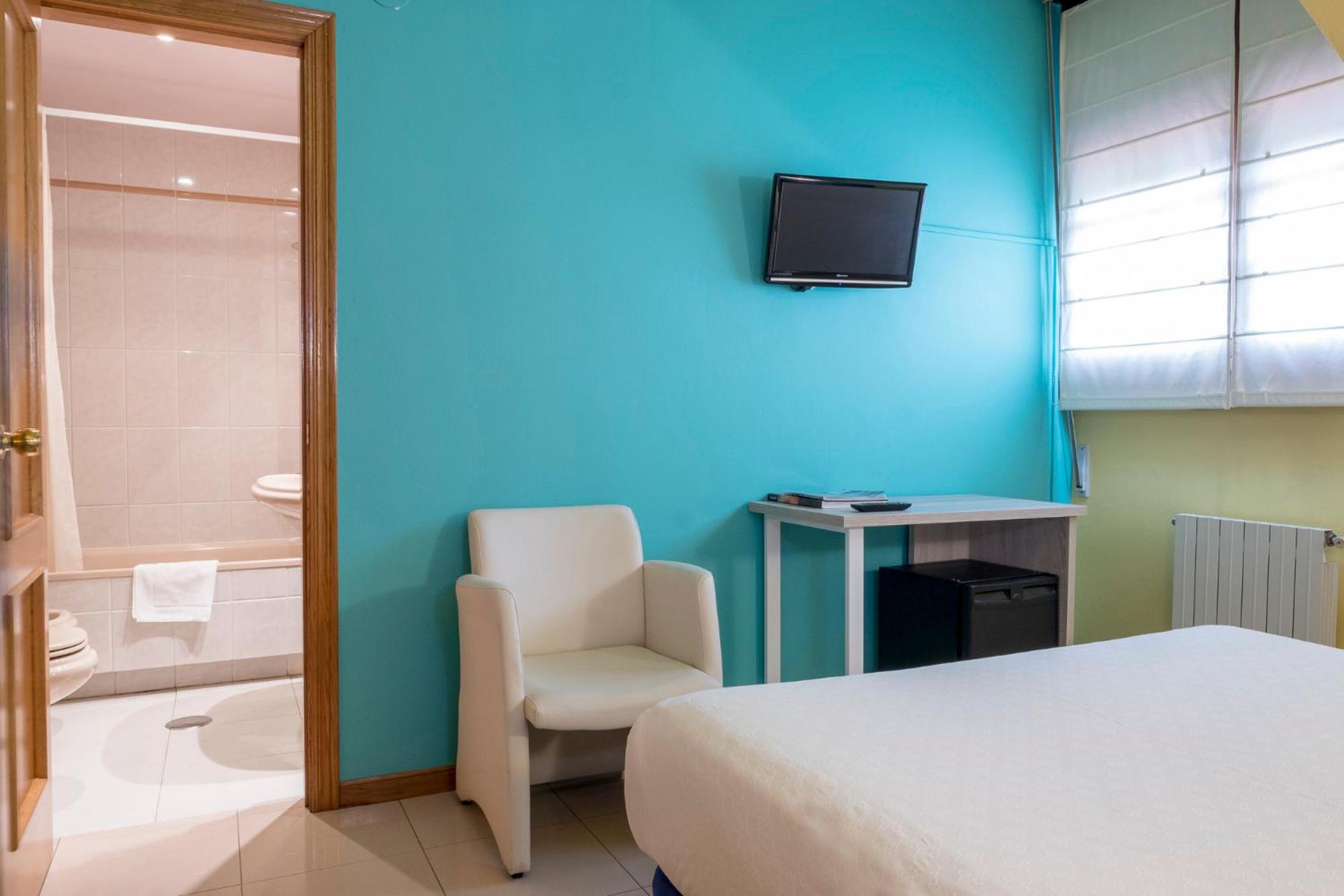 Double or Twin Room - Photo 17