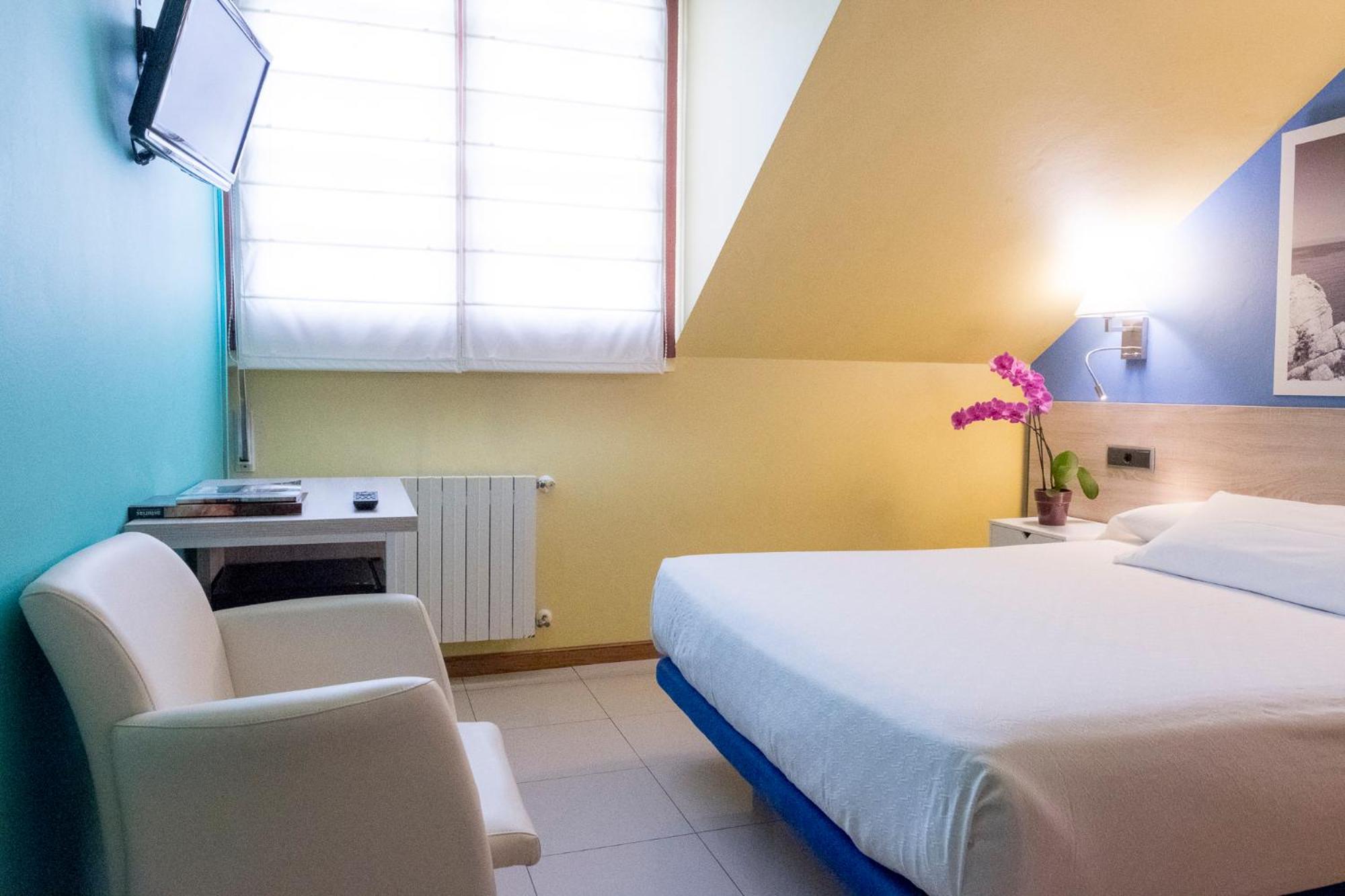 Double or Twin Room - Photo 19
