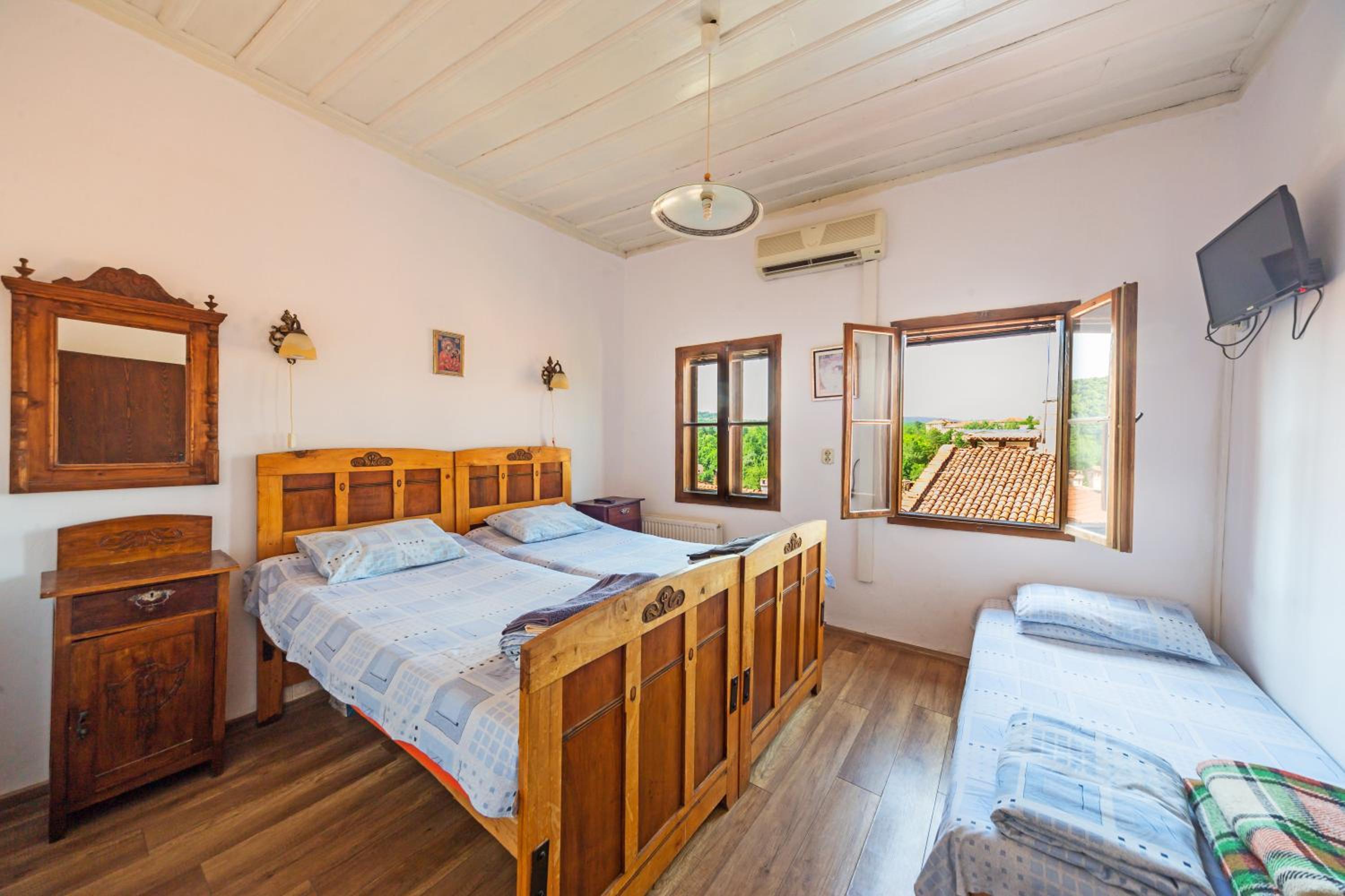 Double or Twin Room with Shared Bathroom photo 1