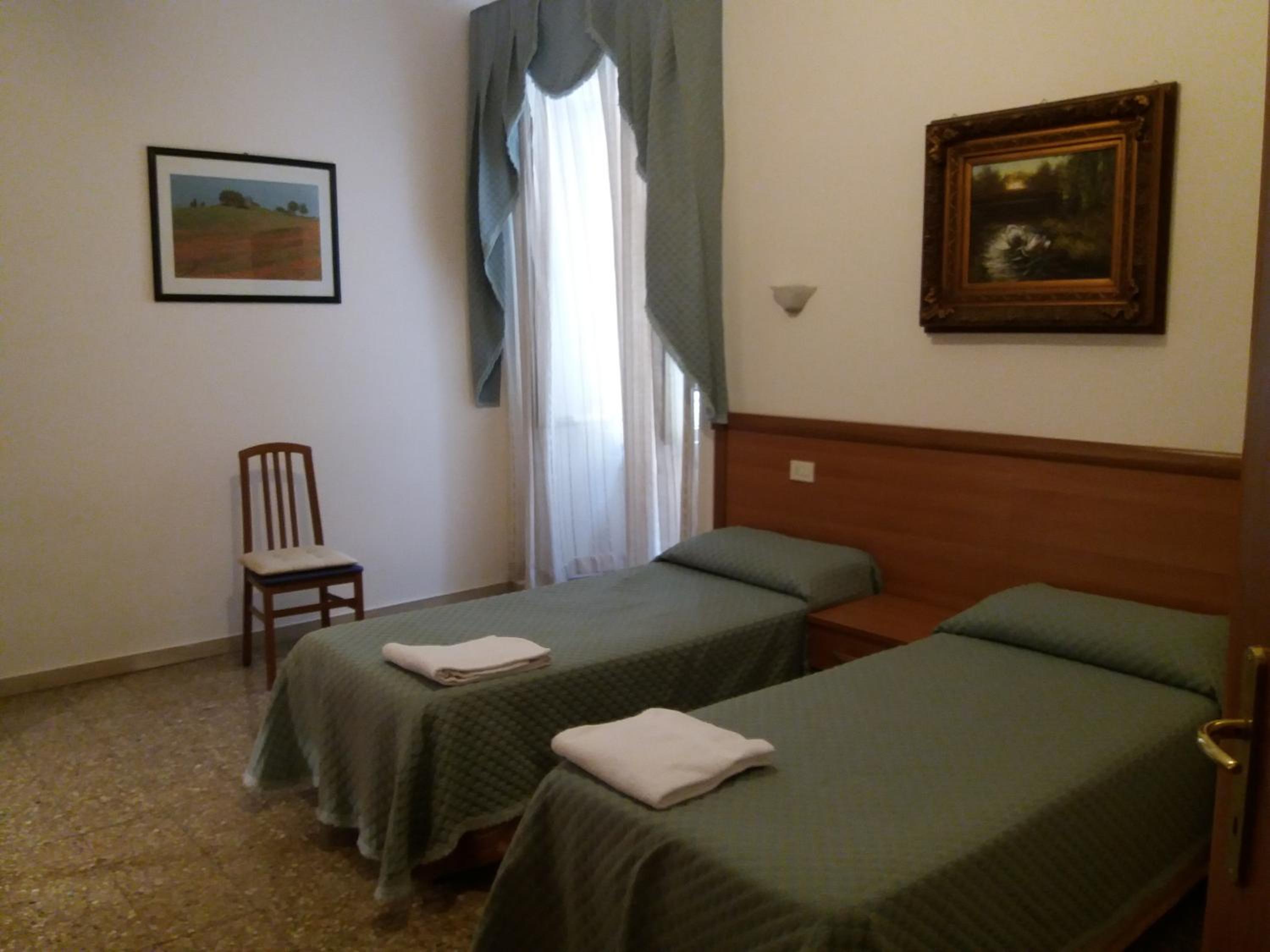 Standard Double or Twin Room photo 1