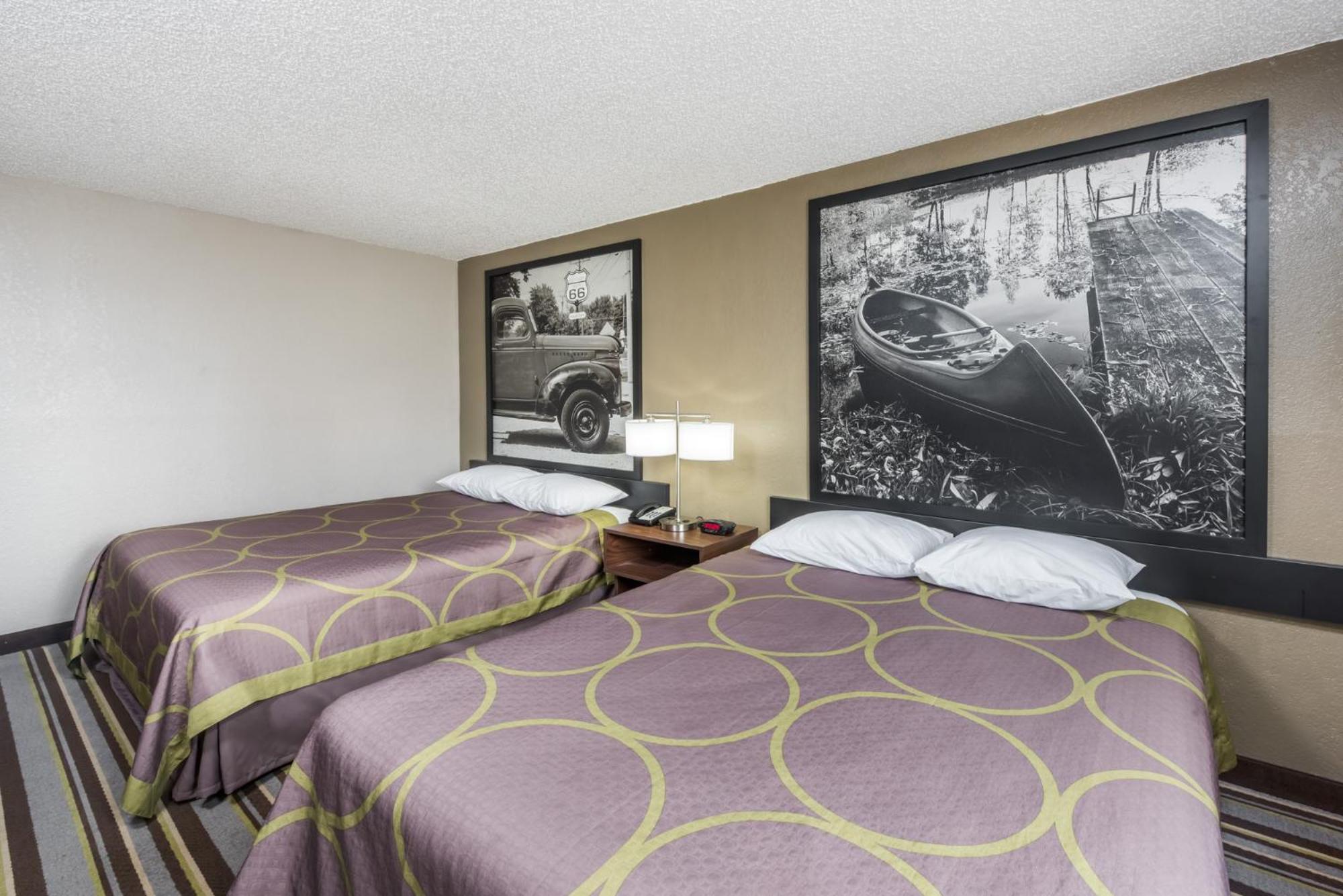 Queen Room with Two Queen Beds - Non-Smoking - Photo 6