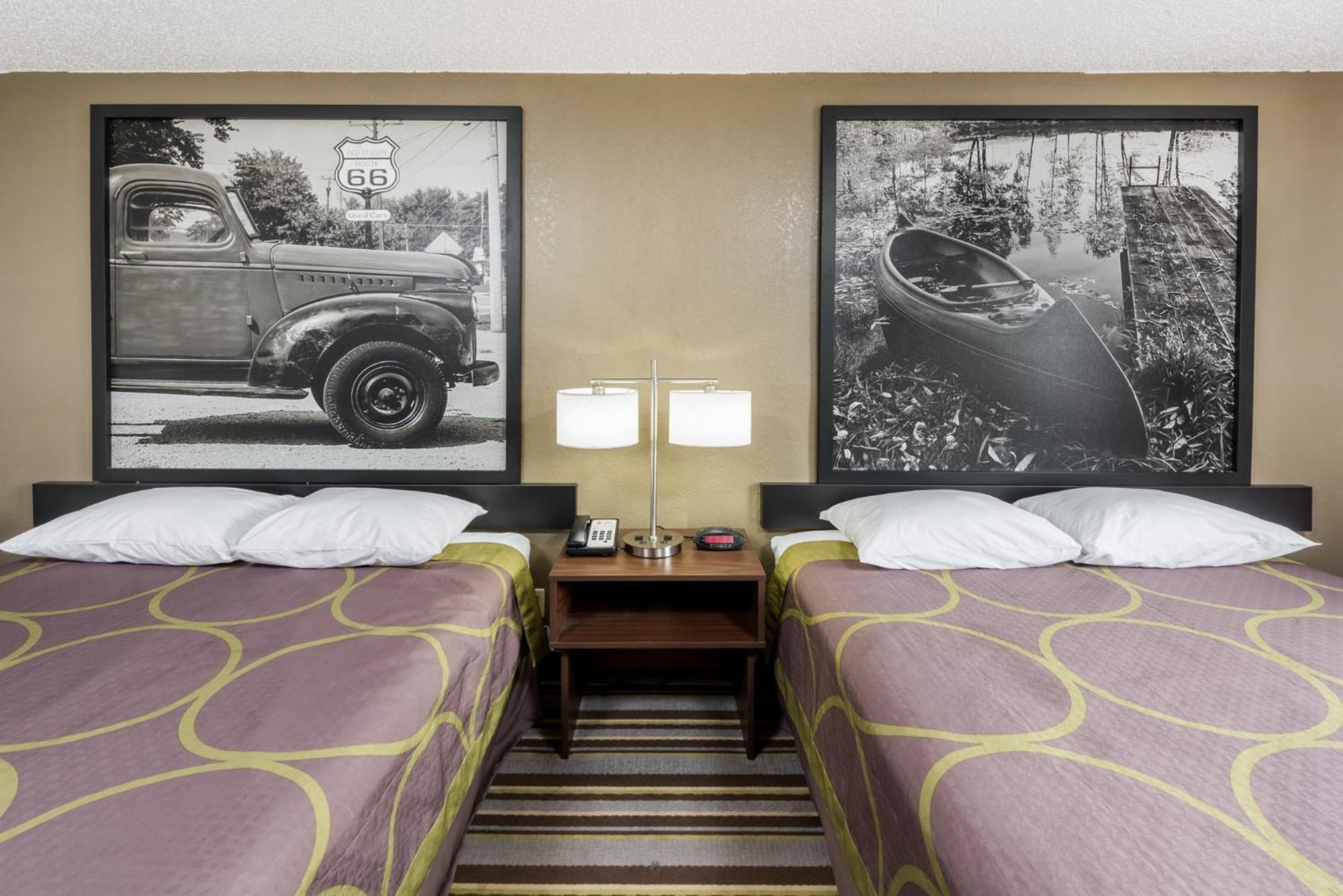 Queen Room with Two Queen Beds - Non-Smoking - Photo 2